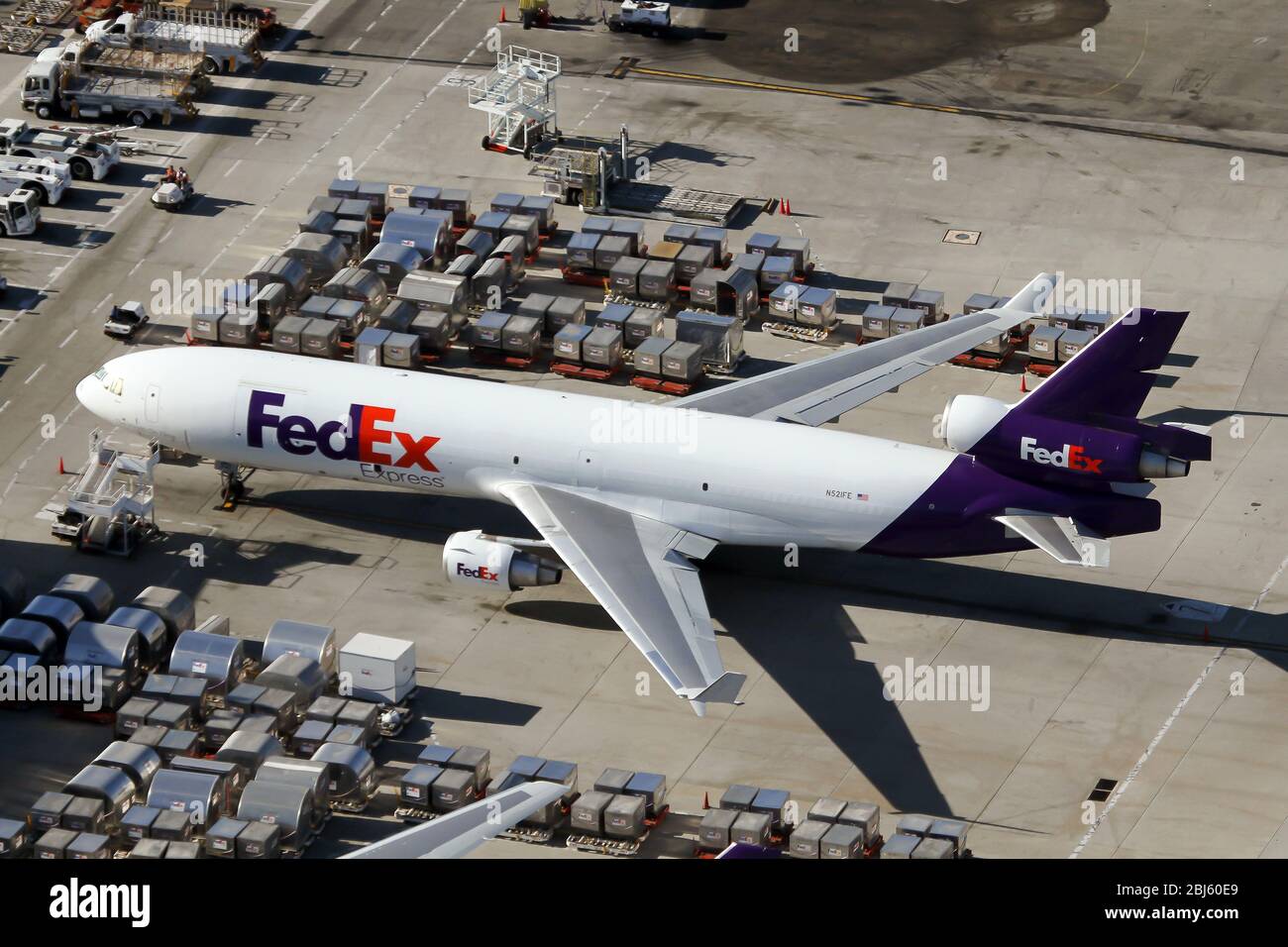 Los Angeles, États-Unis. 31 août 2015. Un FedEx McDonnell Douglas MD-11 F est chargé dans la zone de fret de l'aéroport international de Los Angeles. Crédit: Fabrizio Gandolfo/SOPA Images/ZUMA Wire/Alay Live News Banque D'Images