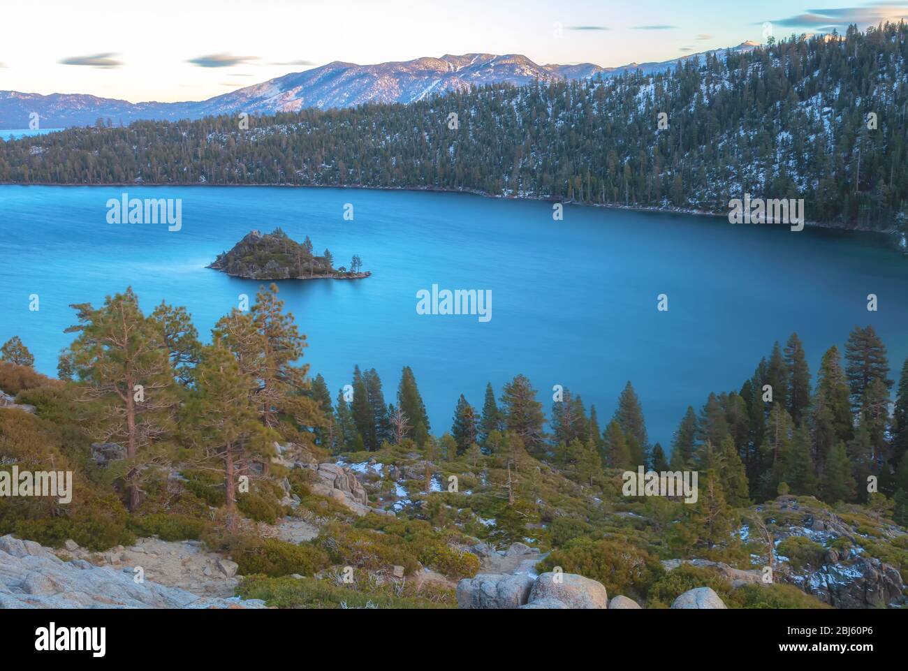 Vue panoramique sur la baie d'émeraude du lac Tahoe, avec l'île de Fannette, pendant une saison hivernale sèche, Californie, États-Unis. Banque D'Images