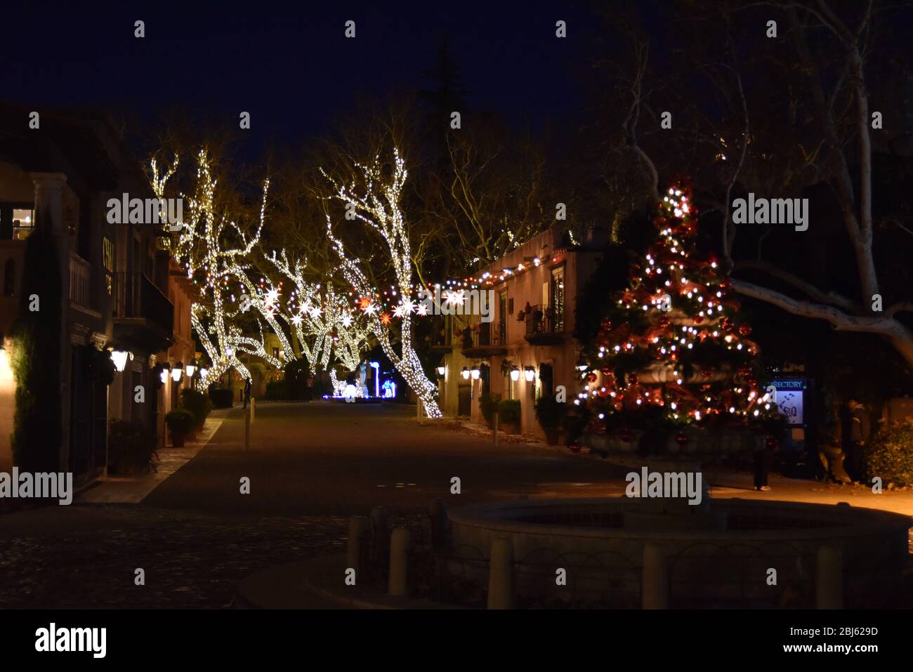 Sedona, AZ. États-Unis 31 décembre 2019.Tlaquepaque village. Lumières de vacances, guirlandes, couronnes et pointsettias. Boutiques pittoresques, restaurants raffinés Banque D'Images