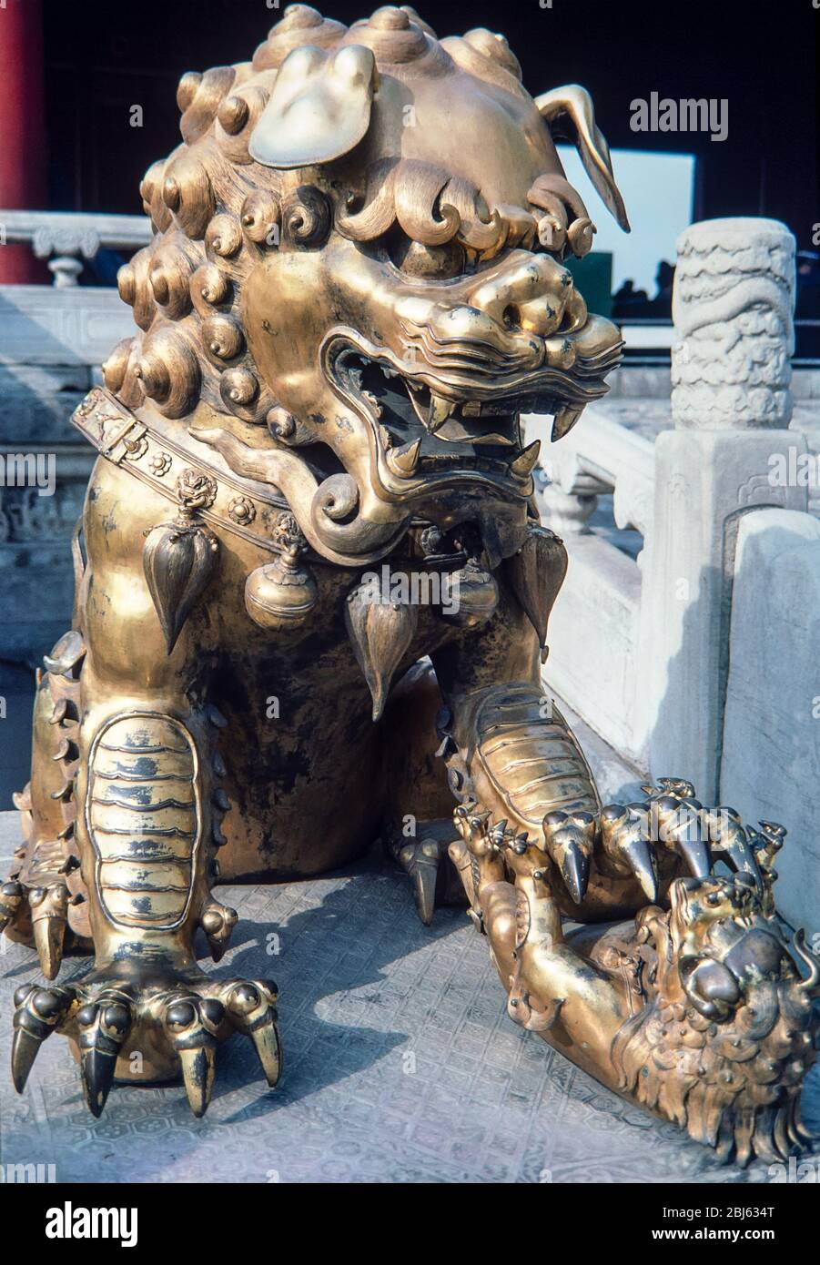 Beijing, Chine - mars 1987 : statue en bronze d'un Dragon dans la Cité interdite à Beijing, Chine. Film 35 mm numérisé. Banque D'Images