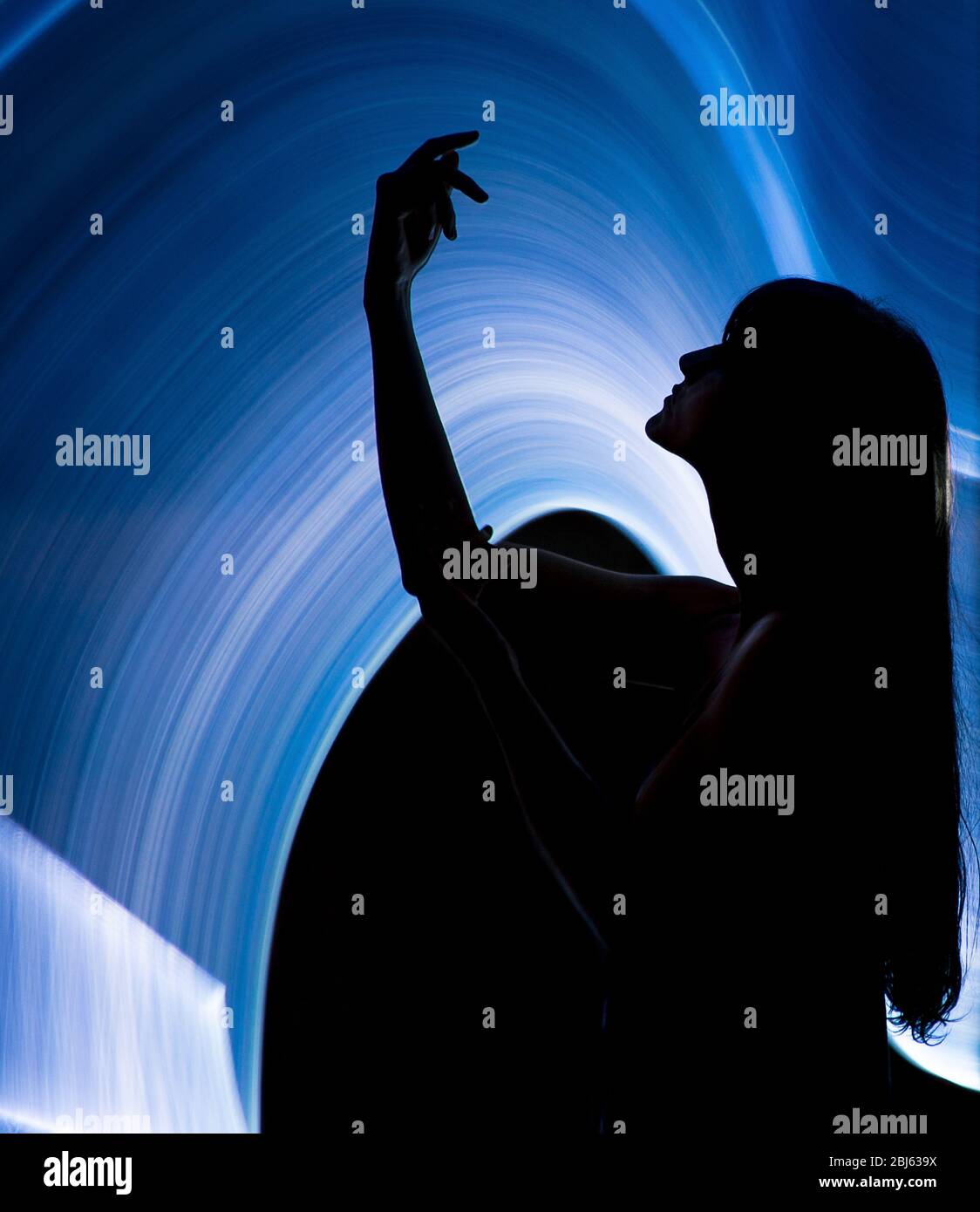 silhouette de femme à travers la lumière de peinture Banque D'Images