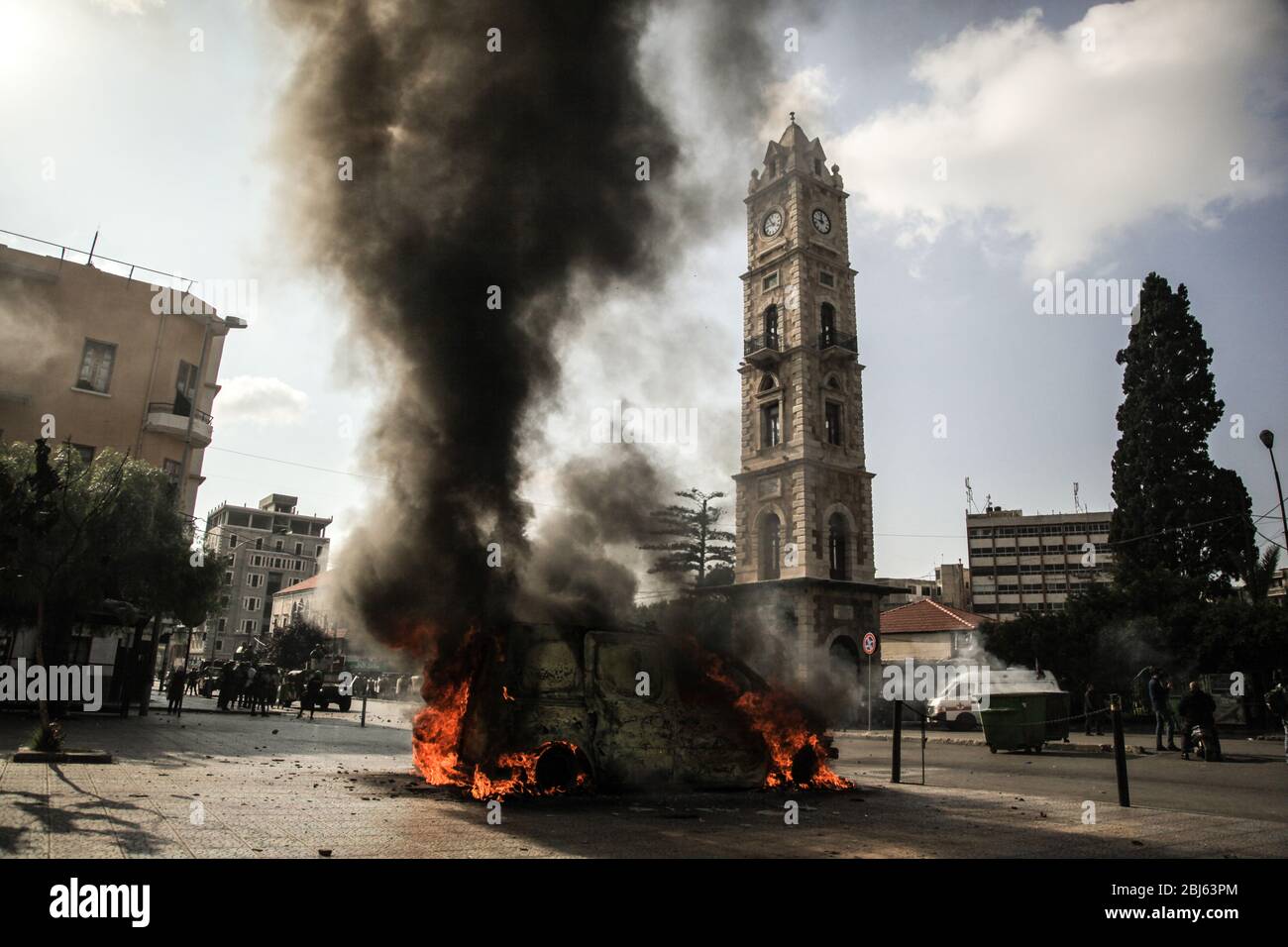 Tripoli, Liban, 28 avril 2020. Une voiture brûlante incendiée par des gens lors de émeutes qui ont éclaté après la mort d'un manifestant abattu par l'armée lors de manifestations déclenchées par un effondrement économique la nuit précédente. Elizabeth FITT crédit: Elizabeth FITT/Alay Live News Banque D'Images