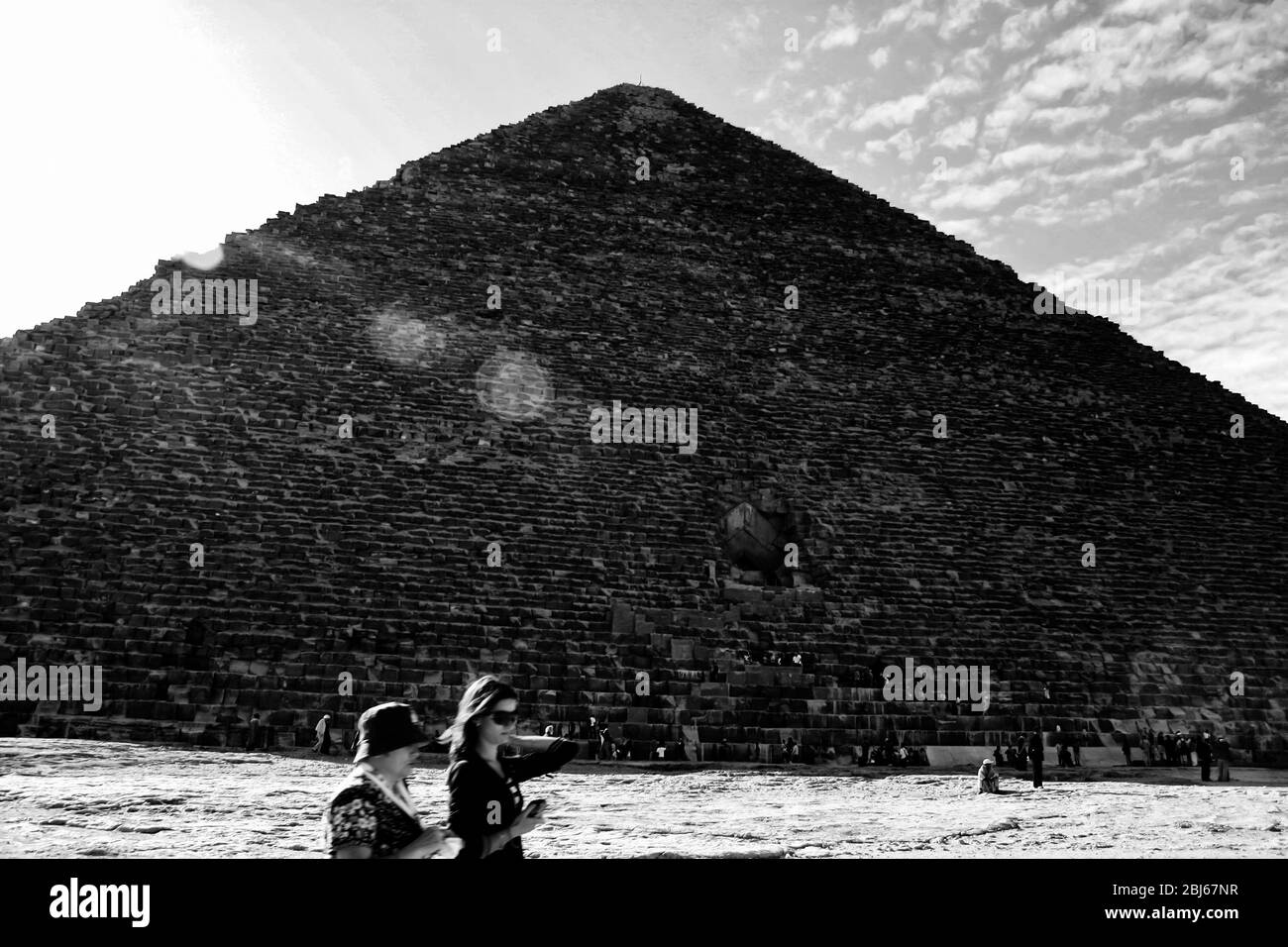 Giza, Egipt. Déc 09, 2008 Grande Pyramide de Giza. Aussi connue sous le nom de Pyramide Khufu ou Pyramide de Cheops. Deux touristes en passage. PH noir et blanc Banque D'Images