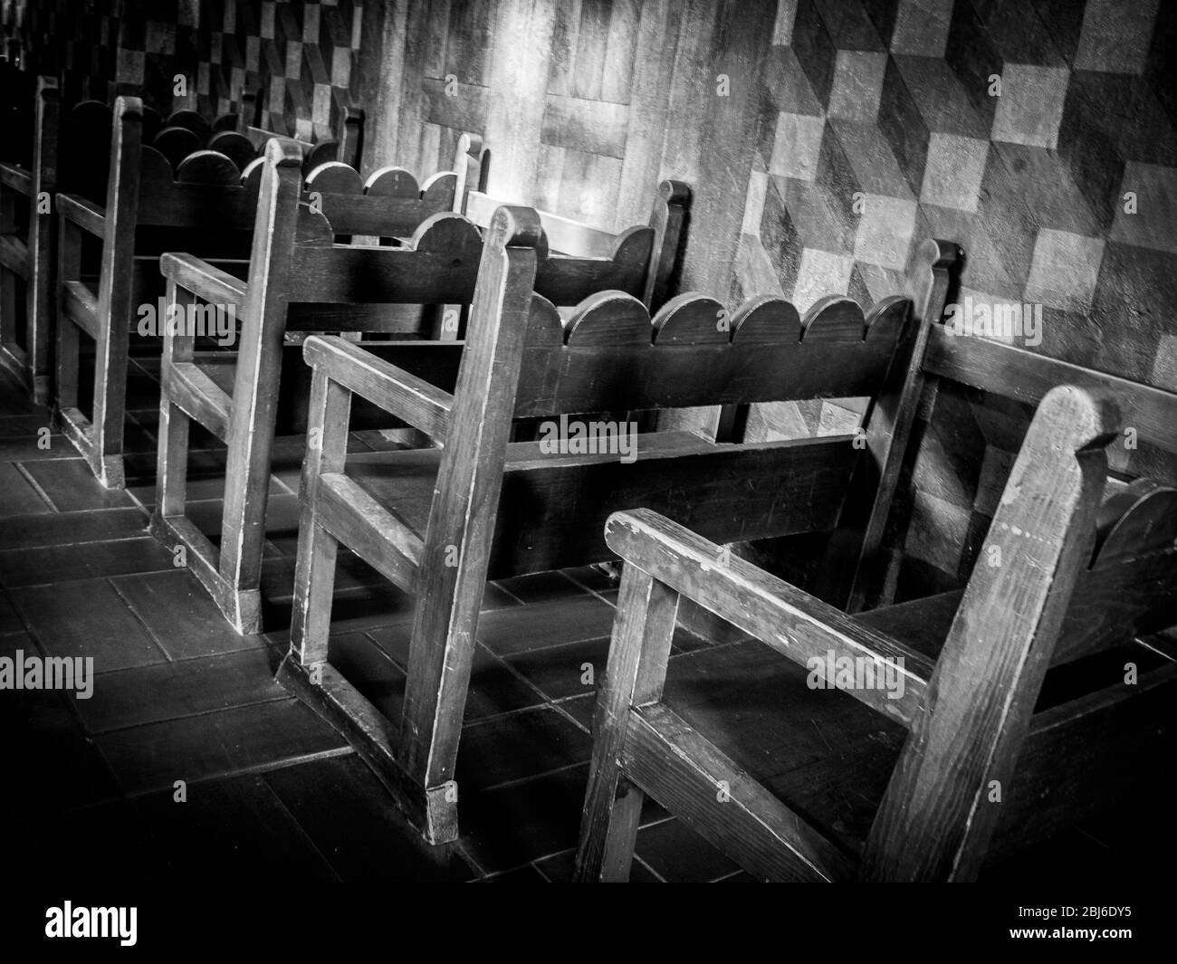 Une image en noir et blanc de ragoûts alignés sur un mur géométrique à Mission San Xavier del bac au sud de Tucson, dans le sud de l'Arizona. Banque D'Images