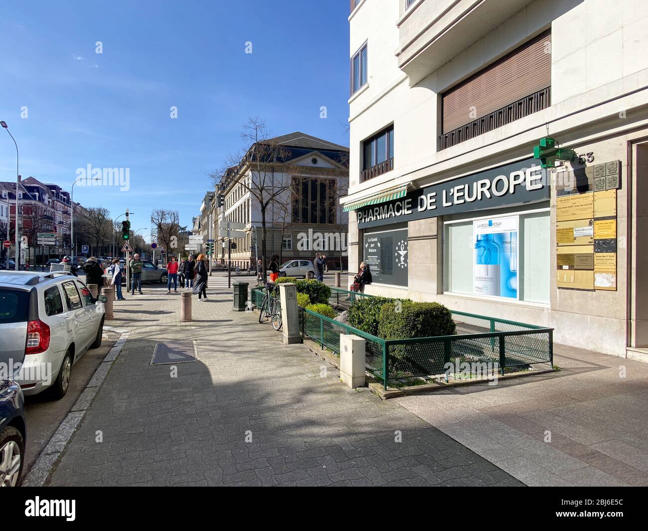 Strasbourg, France - 16 mars 2020: Vue grand angle de plusieurs personnes en attente d'entrer dans la pharmacie pharmacie pharmacie pharmacie pharmacie pharmacie pharmacie pharmacie pharmacie de l'europe pendant le confinement général du Coronavirus Banque D'Images