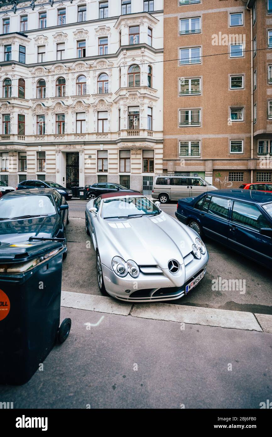 Vienne, Autriche - 5 juillet 2011 : nouveau SLR McLaren de luxe Mercedes-Benz de couleur argent garée sur la rue Vienne Banque D'Images