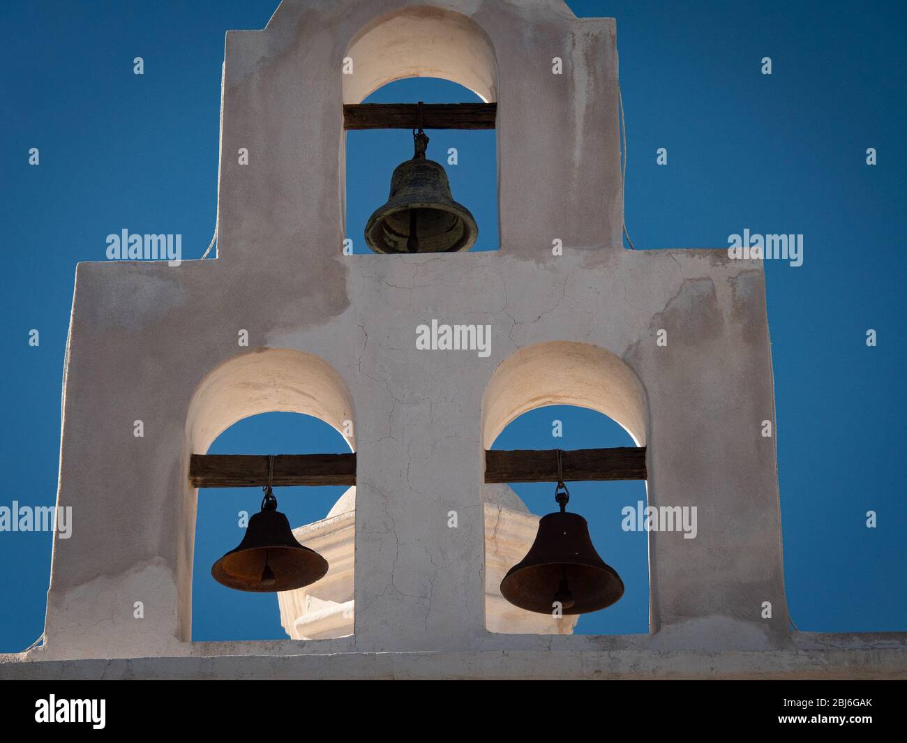 Trois cloches de mission pendent à San Xavier del bac, dans le sud de l'Arizona. Banque D'Images