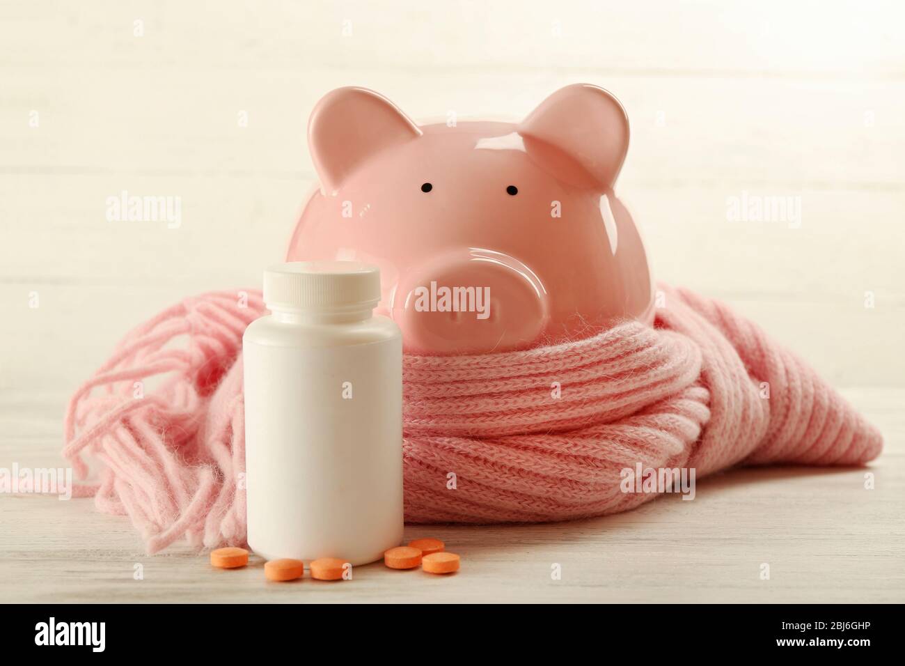 Porc décoratif avec écharpe et pilules. Concept de grippe porcine Banque D'Images