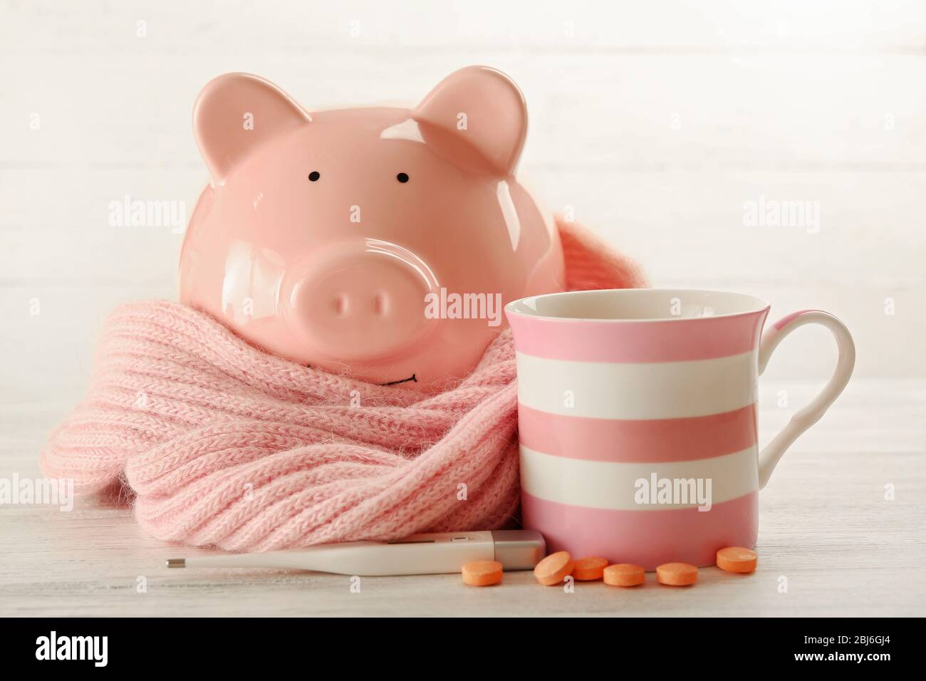 Porc décoratif avec écharpe et pilules. Concept de grippe porcine Banque D'Images