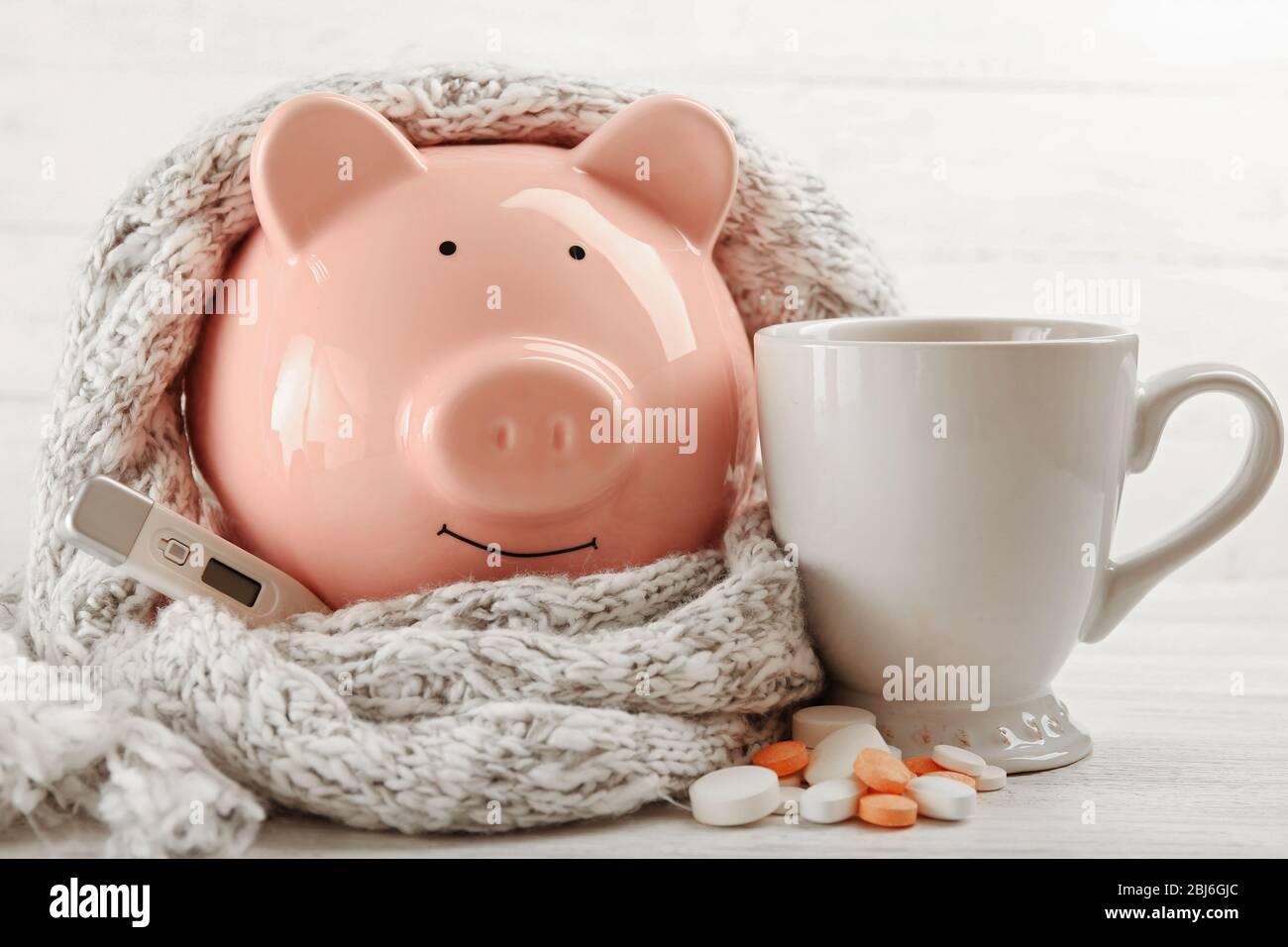 Porc décoratif avec écharpe et pilules. Concept de grippe porcine Banque D'Images