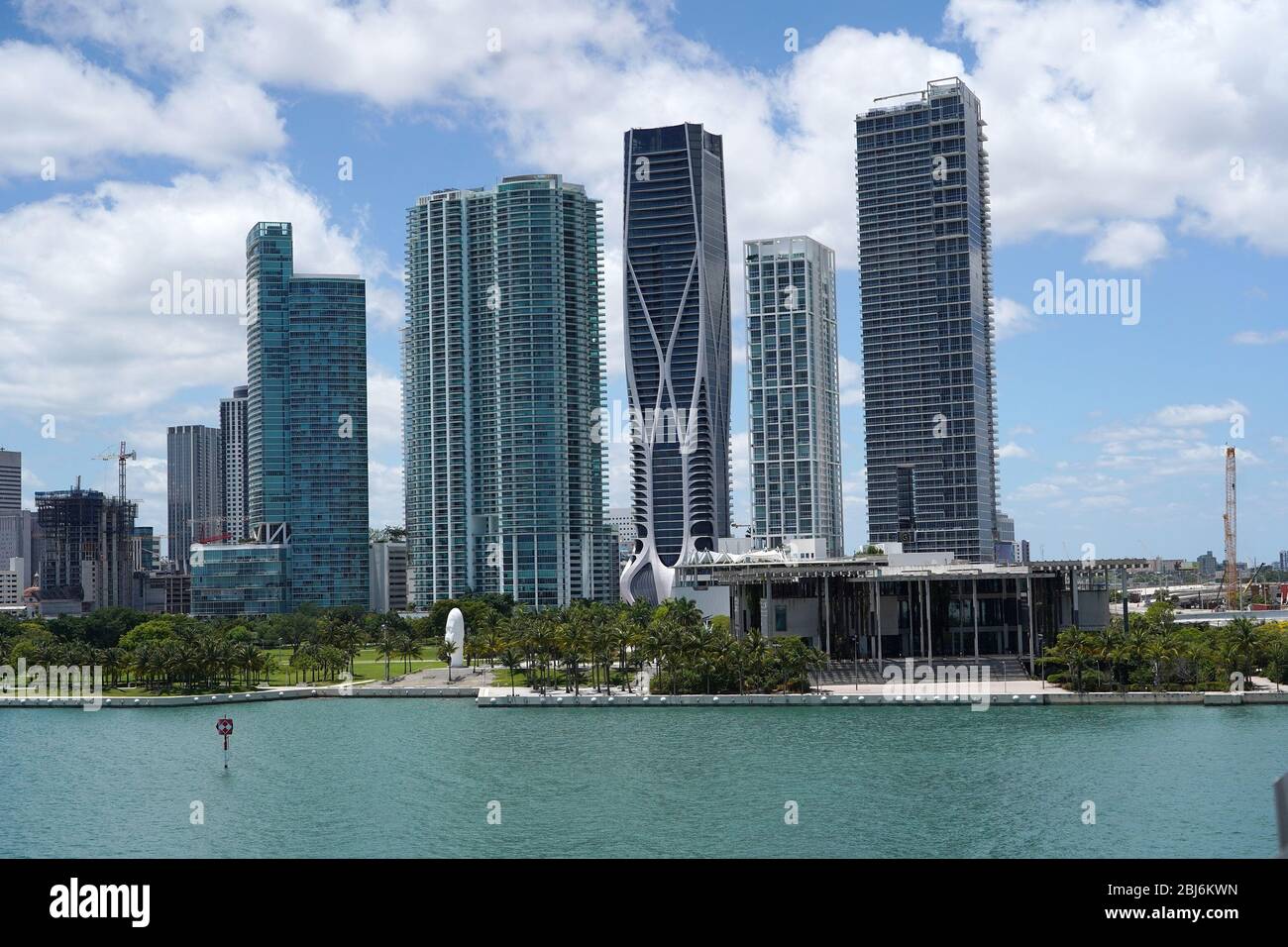 MIAMI, FL - 28 AVRIL : vue générale du Musée d'art de Pérez lors de la pandémie de coronavirus le 28 avril 2020 à Miami, en Floride. À partir du 29 avril, le comté de Miami-Dade ouvrira des parcs publics, des marinas et des terrains de golf, à mesure que la phase 1 de la fin de l'arrêt du coronavirus est en cours. COVID-19 s'est propagé dans la plupart des pays du monde entier, faisant plus de 215 000 morts avec des infections de plus de 3,1 millions de personnes. (Photo de Alberto E. Tamargo/Sipa USA) Banque D'Images