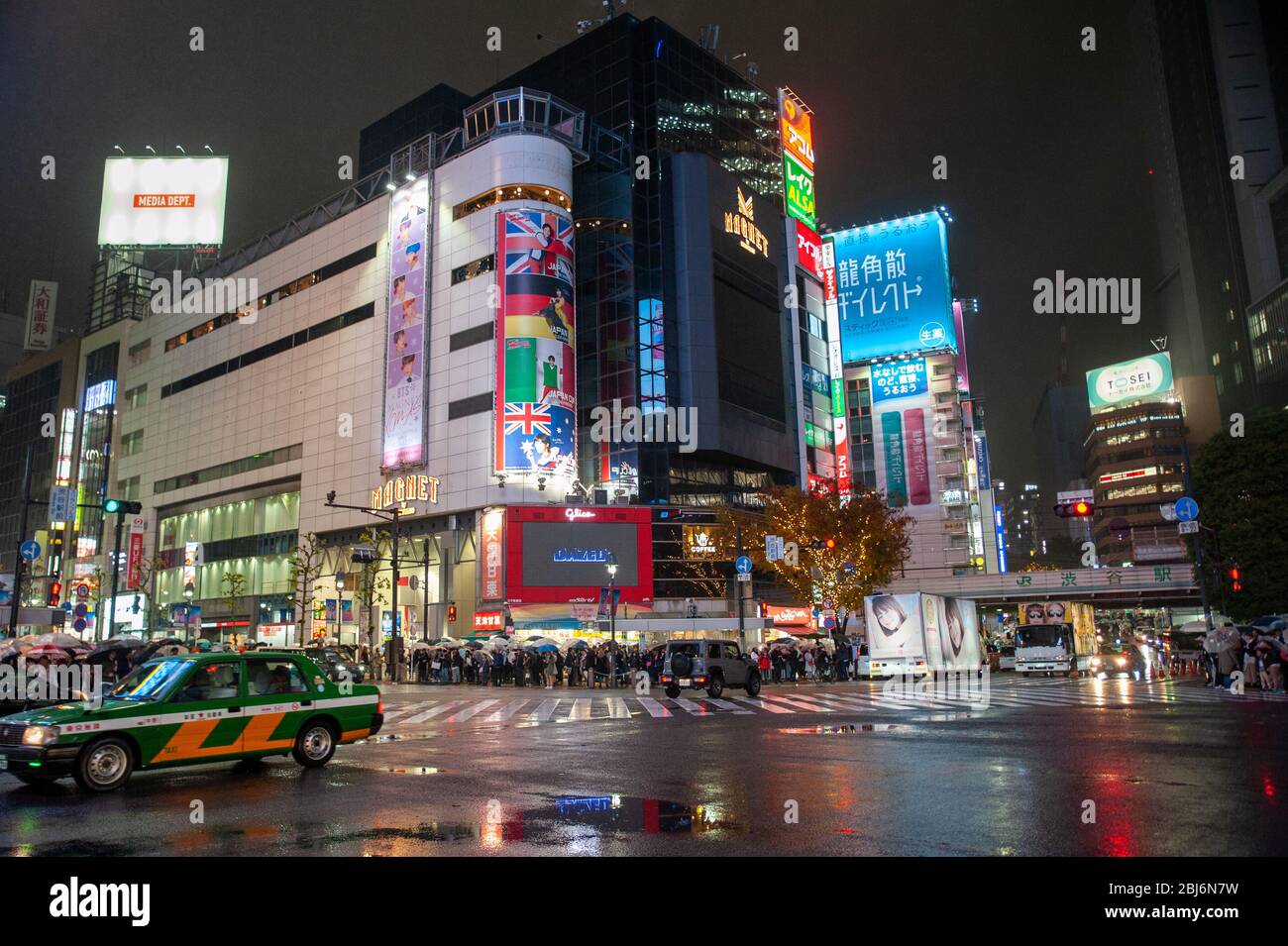 Une section du célèbre Shibuya Crossing, ou Shibuya Scramble Crossing, est une traversée populaire à Shibuya, Tokyo, Japon. Banque D'Images