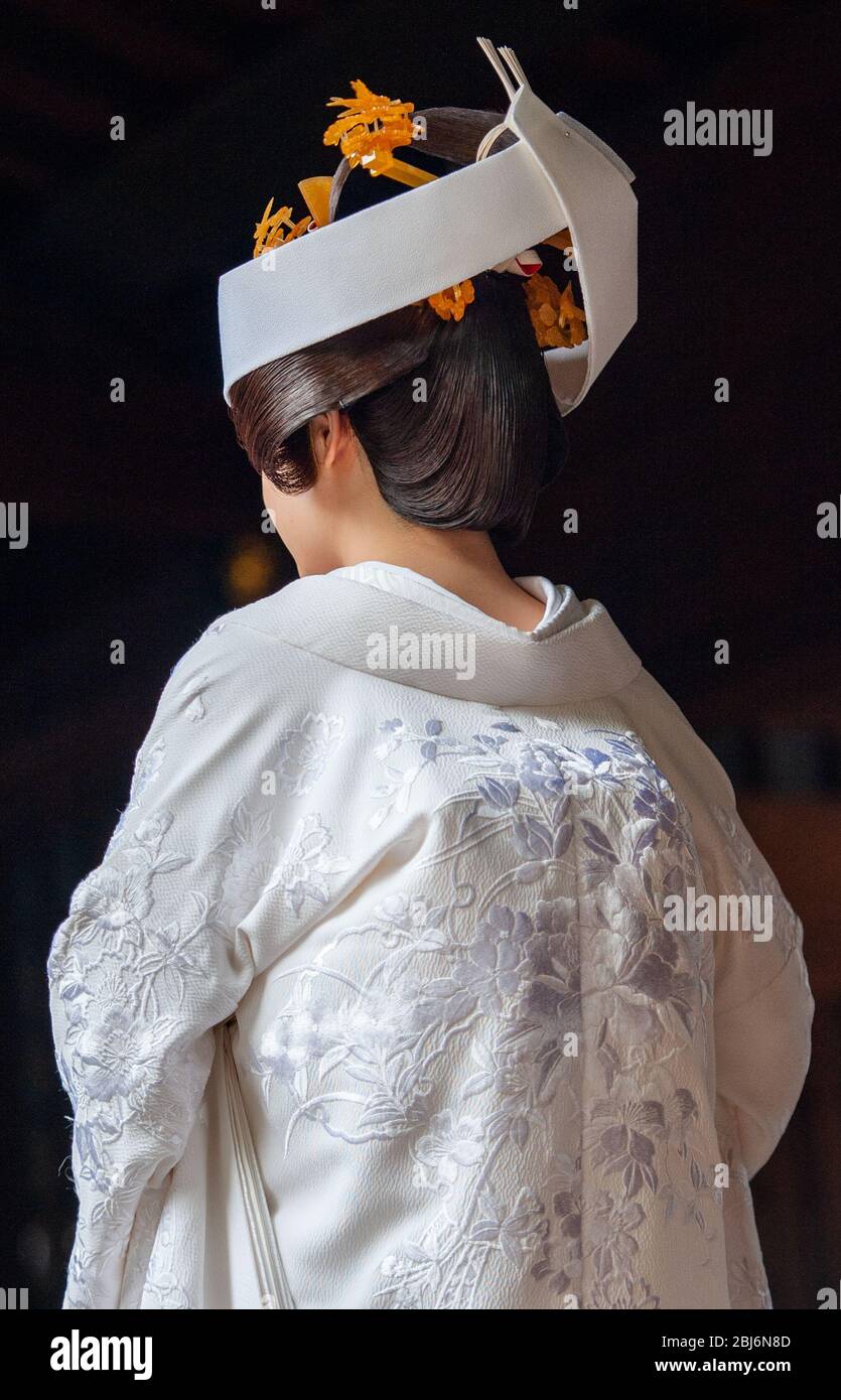 Mariée japonaise portant un kimono traditionnel et une coiffure juste avant la cérémonie de mariage au sanctuaire Meiji Jingu, Tokyo Japon Banque D'Images