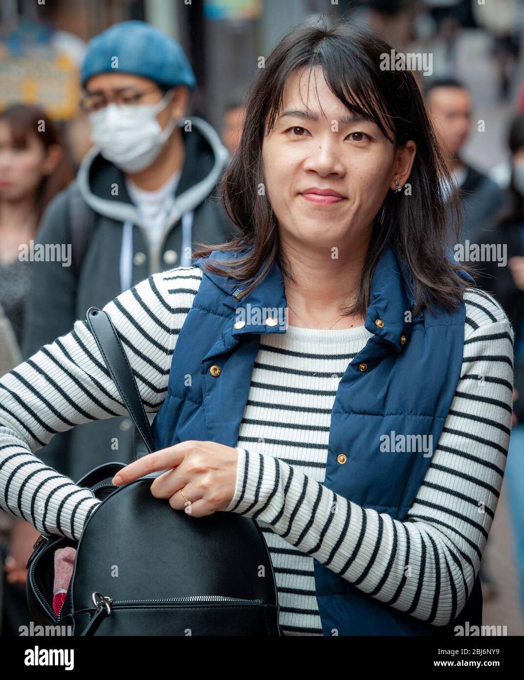 Femme japonaise marchant dans le quartier de la mode de Takeshita Street dans le quartier de Harajuku, Tokyo, Japon Banque D'Images