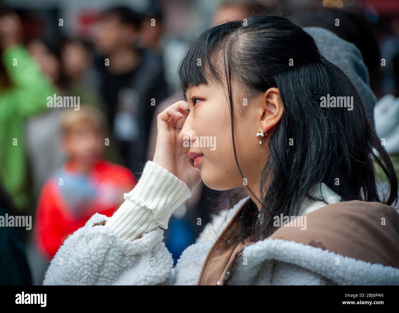 Femme japonaise marchant dans le quartier de la mode de Takeshita Street dans le quartier de Harajuku, Tokyo, Japon Banque D'Images