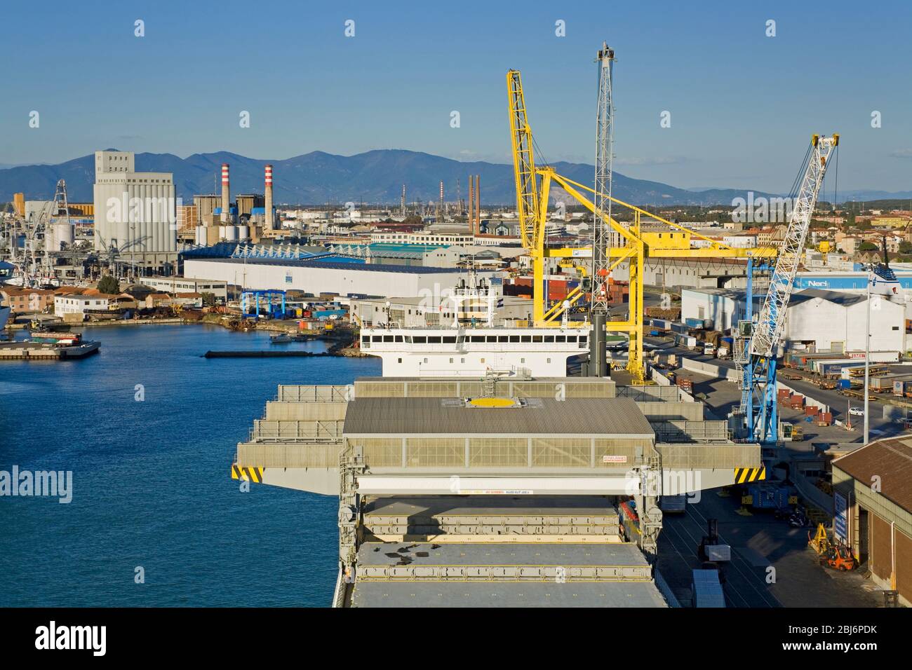 D'un cargo dans le port de Livourne, Toscane, Italie, Europe Banque D'Images