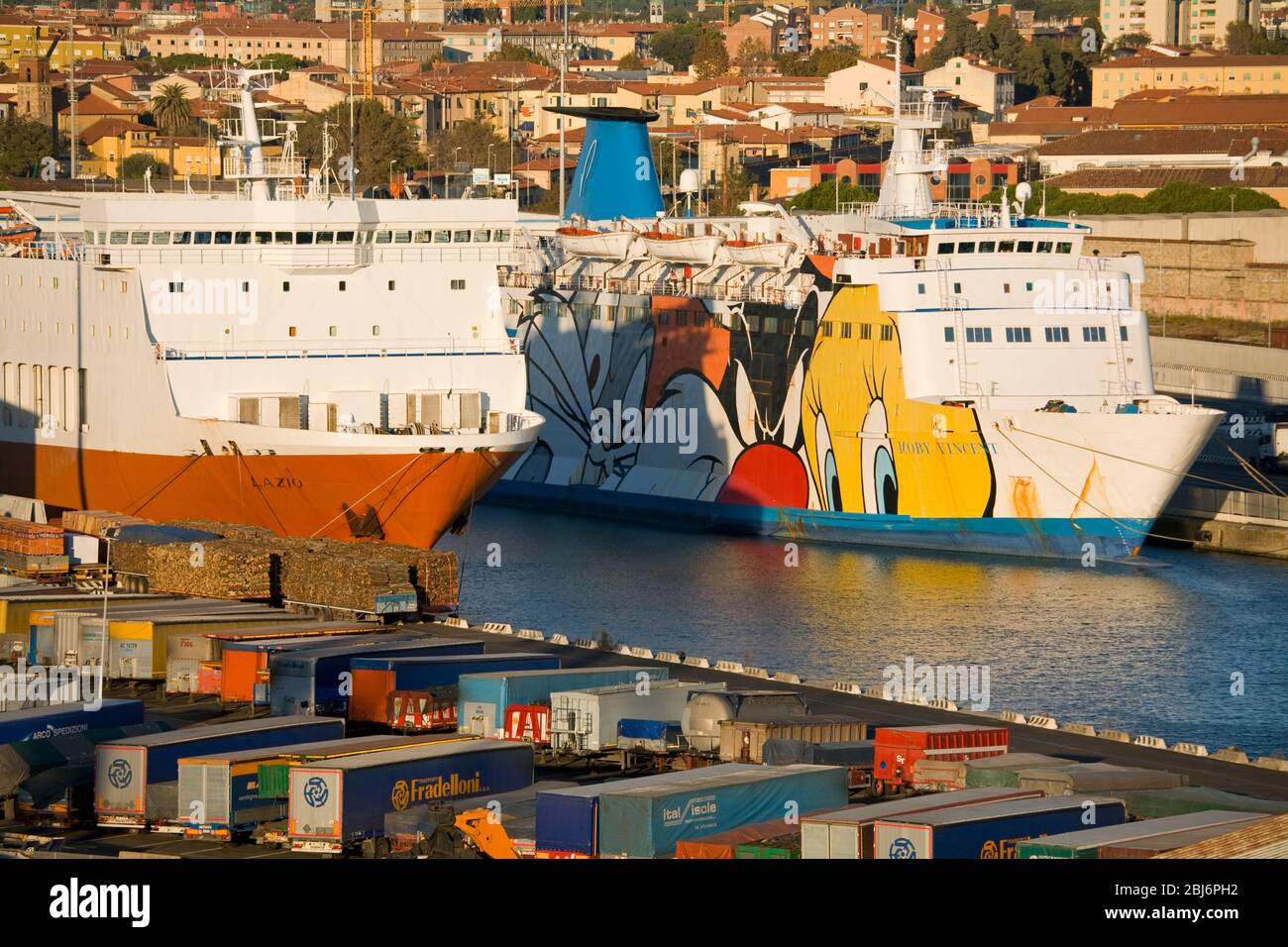 Ferries dans le port de Livourne, Toscane, Italie, Europe Banque D'Images