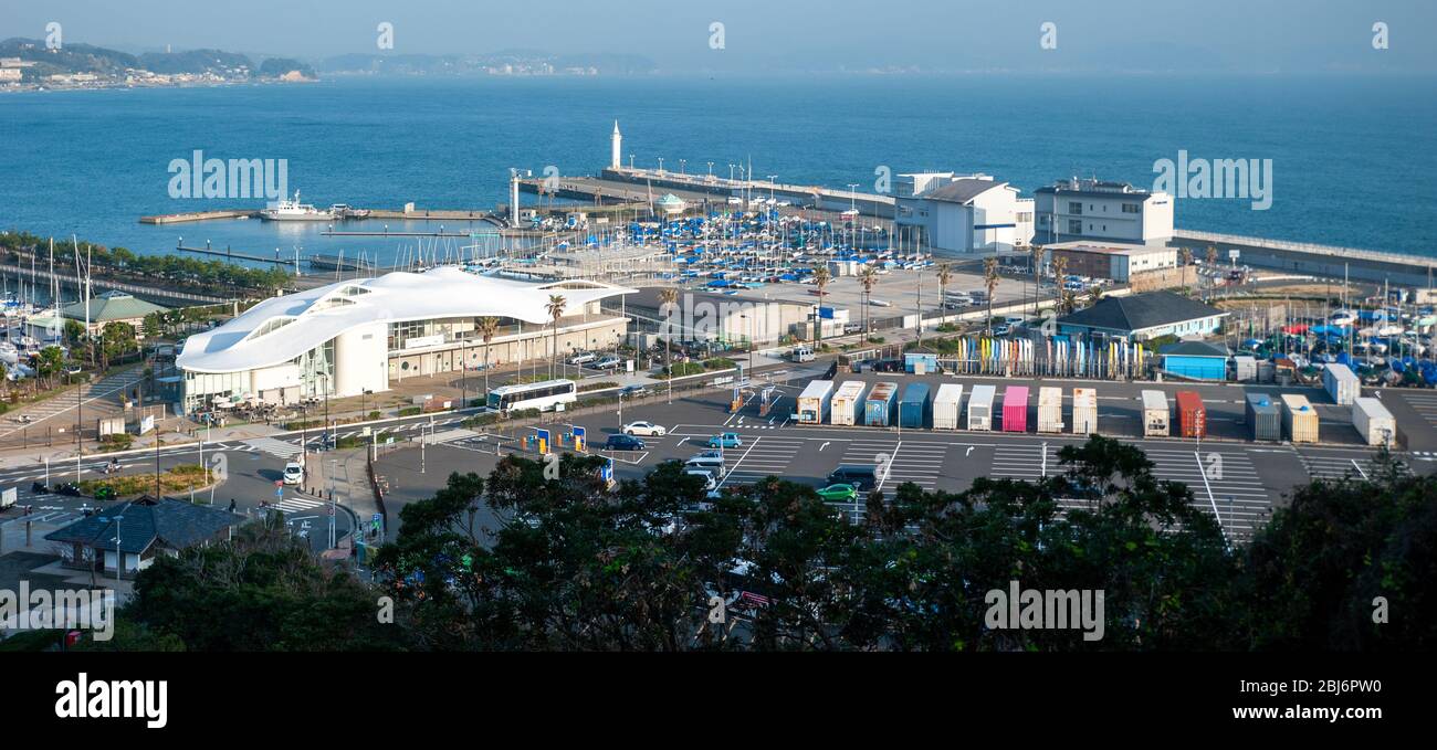 Vue sur la baie de Sagami de la préfecture de Kanawaga. On y voit le port de l'île d'Enoshima et le port de plaisance. Banque D'Images