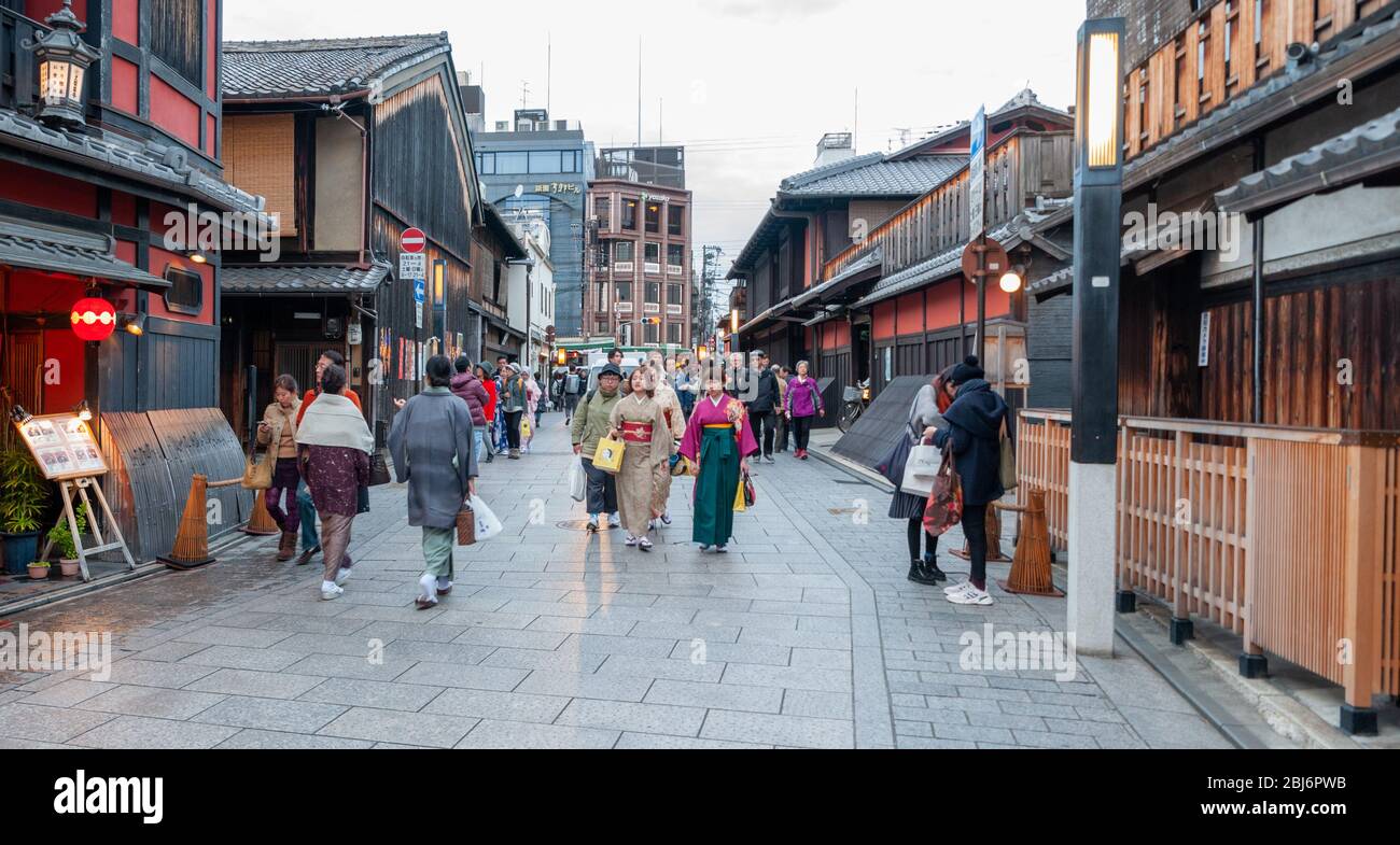 Une des rues de la vieille ville de Gion, caractérisée par des maisons japonaises traditionnelles et des rues étroites Banque D'Images