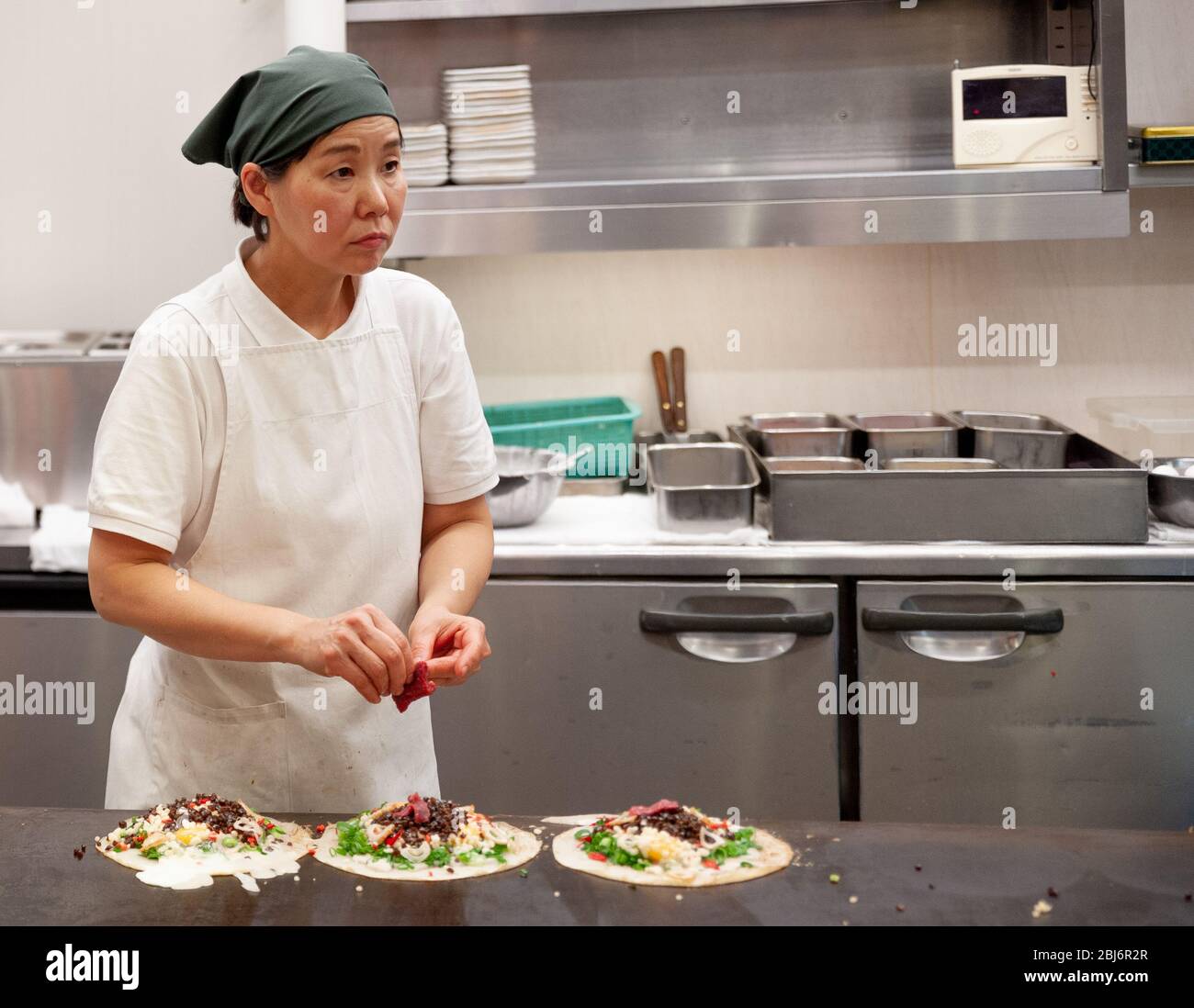 Un vendeur au marché Nishiki également connu sous le nom de cuisine Kyotos vendant des aliments Banque D'Images