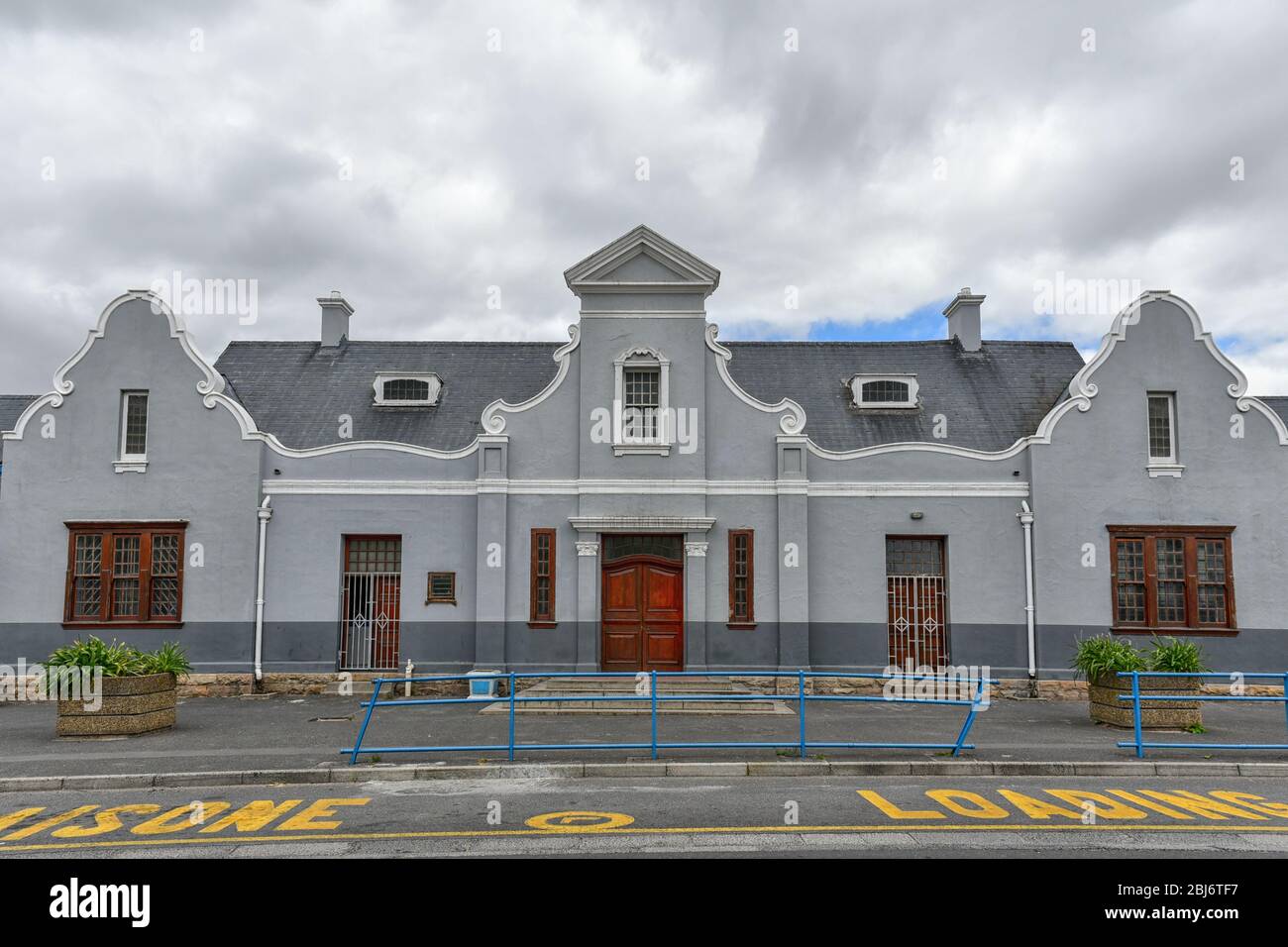 Extérieurs de la gare de Stellenbosch (conçue dans l'architecture néerlandaise du cap) , Western Cape, Afrique du Sud Banque D'Images