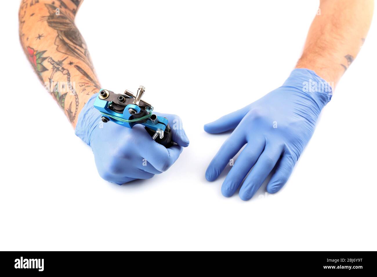 Mains tatouistes en gants bleus avec tattoo machine isolée sur fond blanc,  gros plan Photo Stock - Alamy