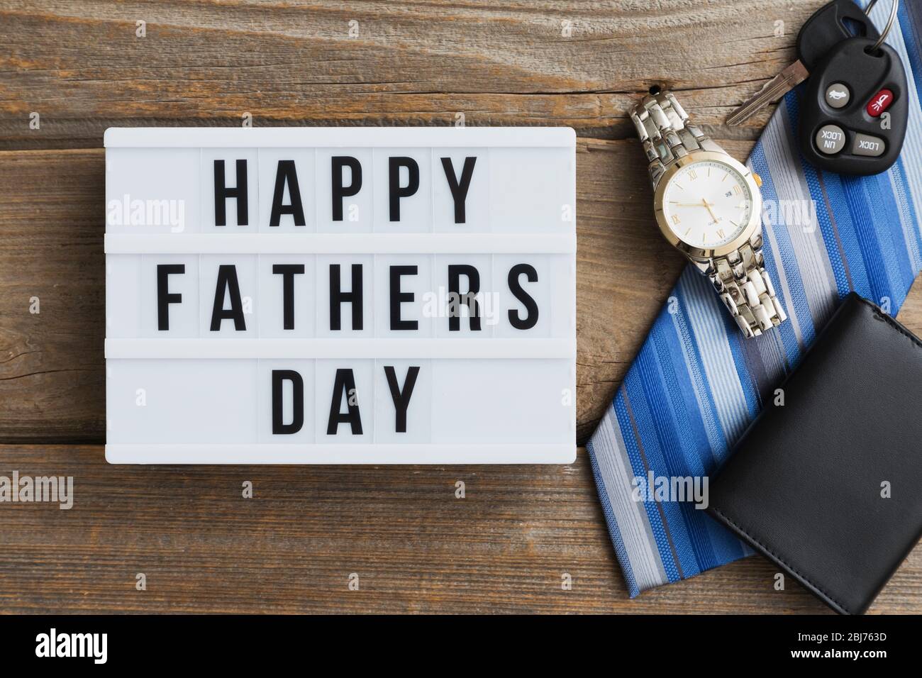 Célébrez la fête des pères avec une présentation réfléchie de cadeaux et de souvenirs sur une table en bois rustique Banque D'Images