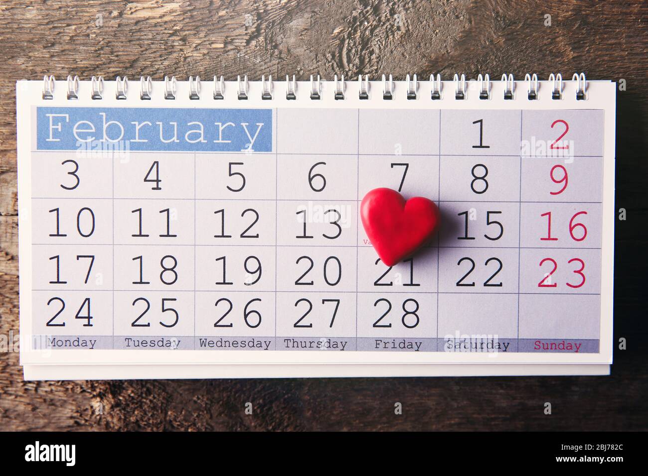 Calendrier de la Saint Valentin avec petit coeur sur fond en bois Photo  Stock - Alamy