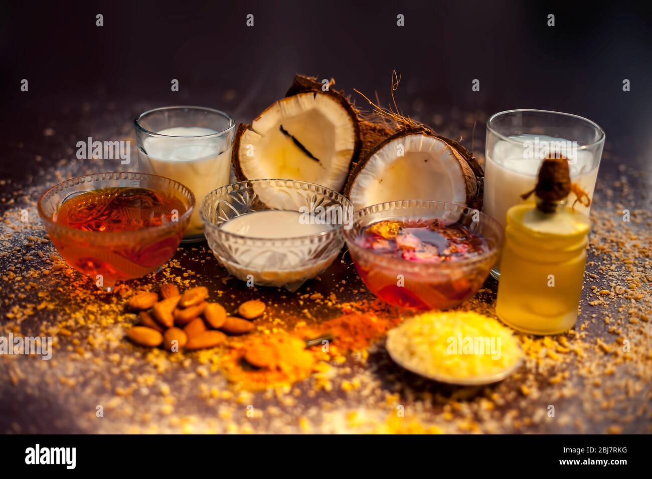 Masque complet de noix de coco pour tous les types de peau comprenant du lait de coco, de l'eau de rose, du yaourt, du babeurre, des flocons d'avoine, des amandes, du jus de lime, du curcuma, r Banque D'Images