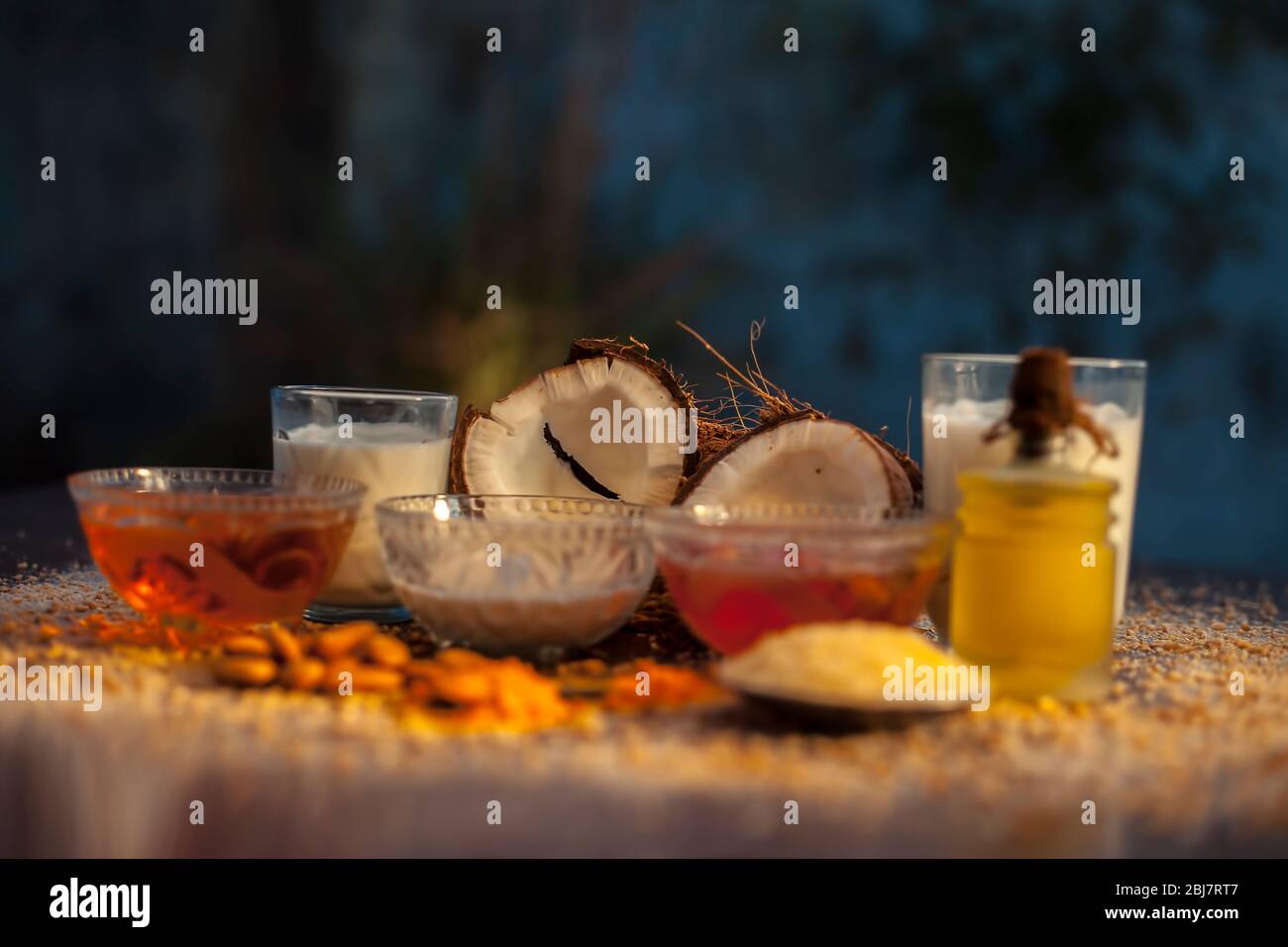 Masque complet de noix de coco pour tous les types de peau comprenant du lait de coco, de l'eau de rose, du yaourt, du babeurre, des flocons d'avoine, des amandes, du jus de lime, du curcuma, r Banque D'Images