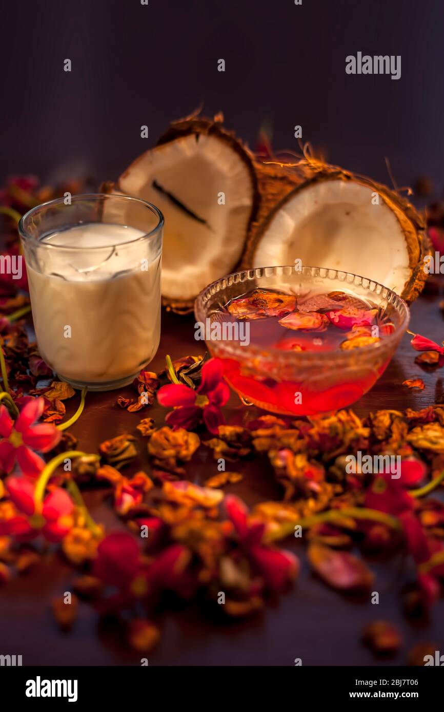 Masque de visage pour le lait de coco pour la protection contre les UV (rayons ultraviolets) sur une surface de couleur brune composée d'une certaine eau de rose et de lait de coco. Tir o Banque D'Images