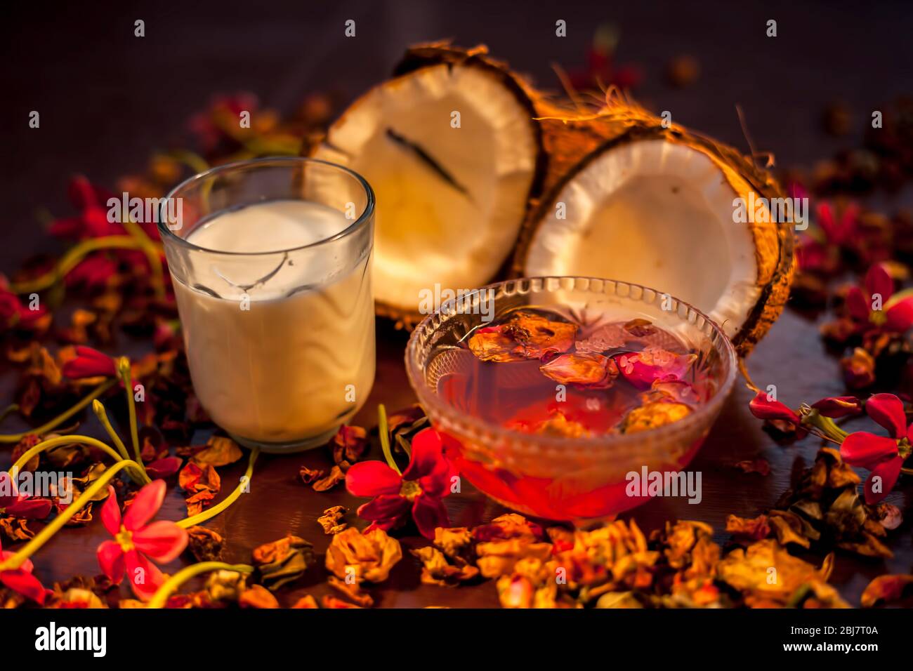 Masque de visage pour le lait de coco pour la protection contre les UV (rayons ultraviolets) sur une surface de couleur brune composée d'une certaine eau de rose et de lait de coco. Tir o Banque D'Images