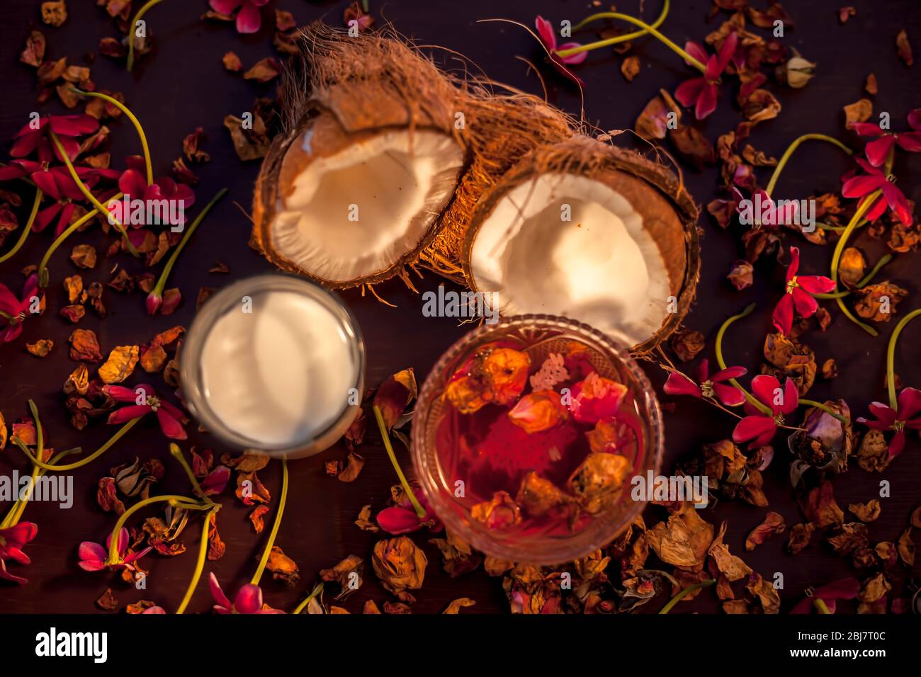 Masque de visage pour le lait de coco pour la protection contre les UV (rayons ultraviolets) sur une surface de couleur brune composée d'une certaine eau de rose et de lait de coco. Tir o Banque D'Images