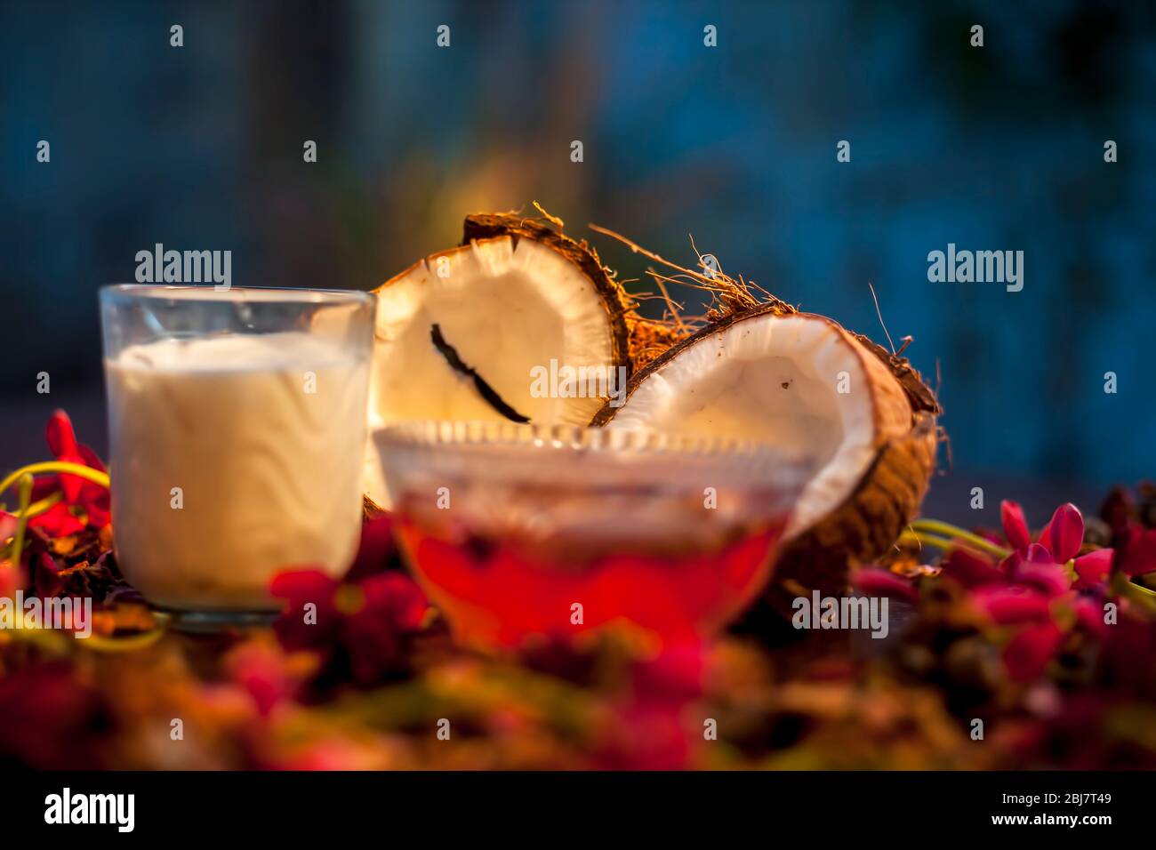 Masque de visage pour le lait de coco pour la protection contre les UV (rayons ultraviolets) sur une surface de couleur brune composée d'une certaine eau de rose et de lait de coco. Tir o Banque D'Images