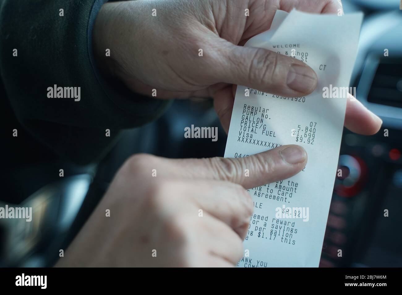 Cromwell, CT / USA - 20 avril 2020: Les mains pointent et soulignent la très forte baisse des prix du gaz pendant la pandémie Banque D'Images