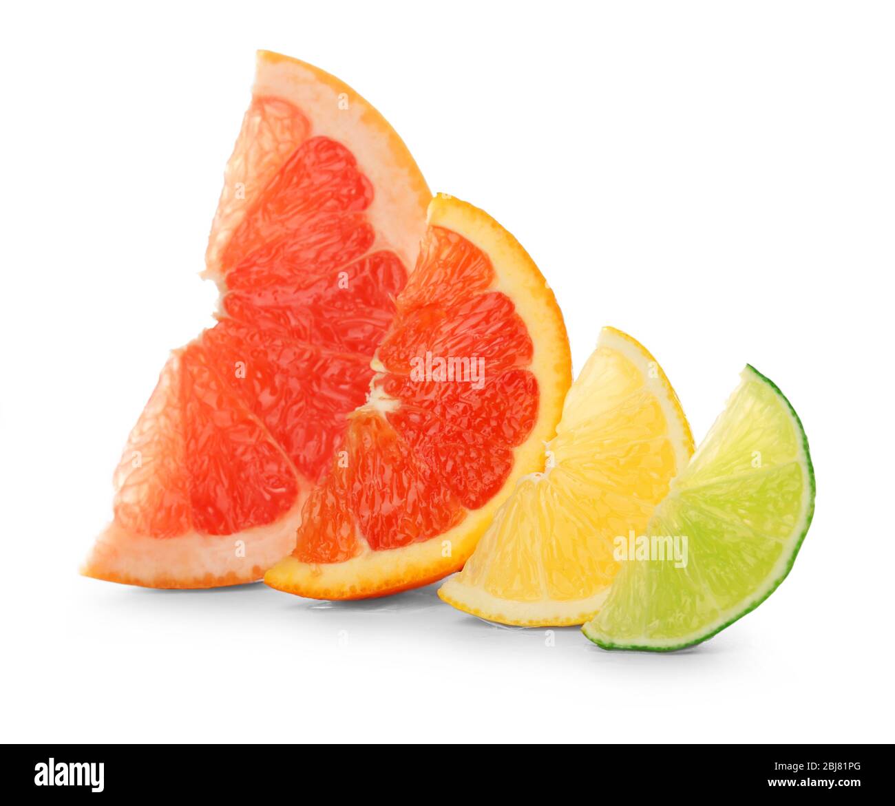 Tranches d'agrumes colorées de pamplemousse, citron, orange et citron-citron bordées et isolées sur fond blanc, gros plan Banque D'Images