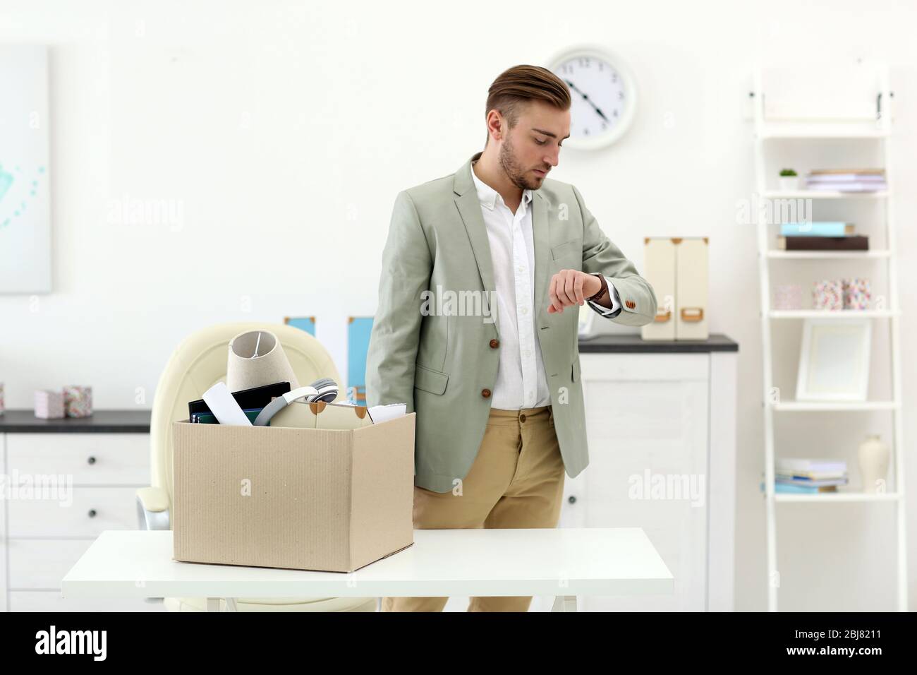 Homme d'affaires avec boîte de déménagement au bureau Banque D'Images