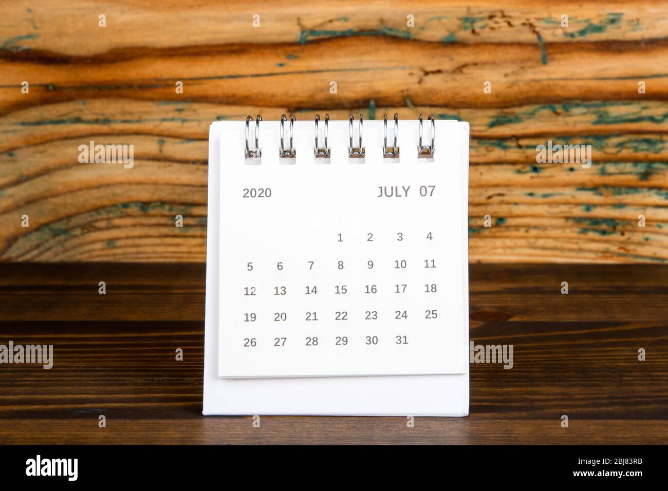 2020 juillet. Calendrier en papier blanc sur une table en bois. Planification de l'heure, comptage de jour et jours fériés Banque D'Images
