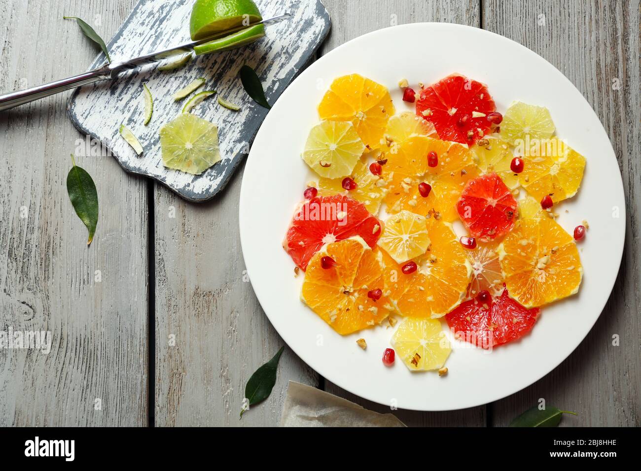 Citruses de coupe sur plaque Banque D'Images