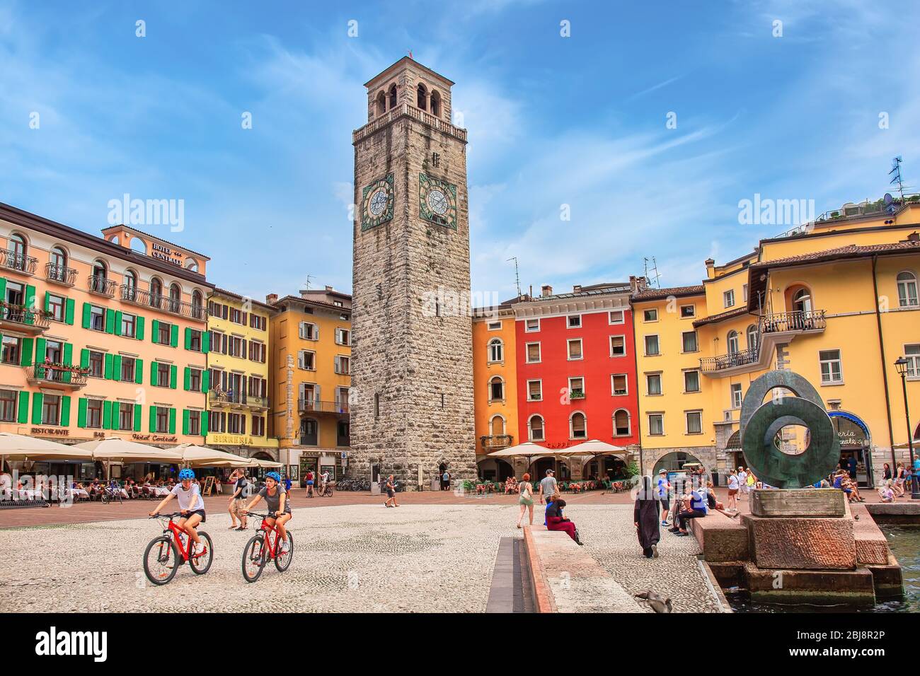 RIVA DEL GARDA, ITALIE - 17 juillet 2019: Vue sur la partie centrale de la ville de Riva del Garda sur le lac de Garde dans le nord de l'Italie Banque D'Images