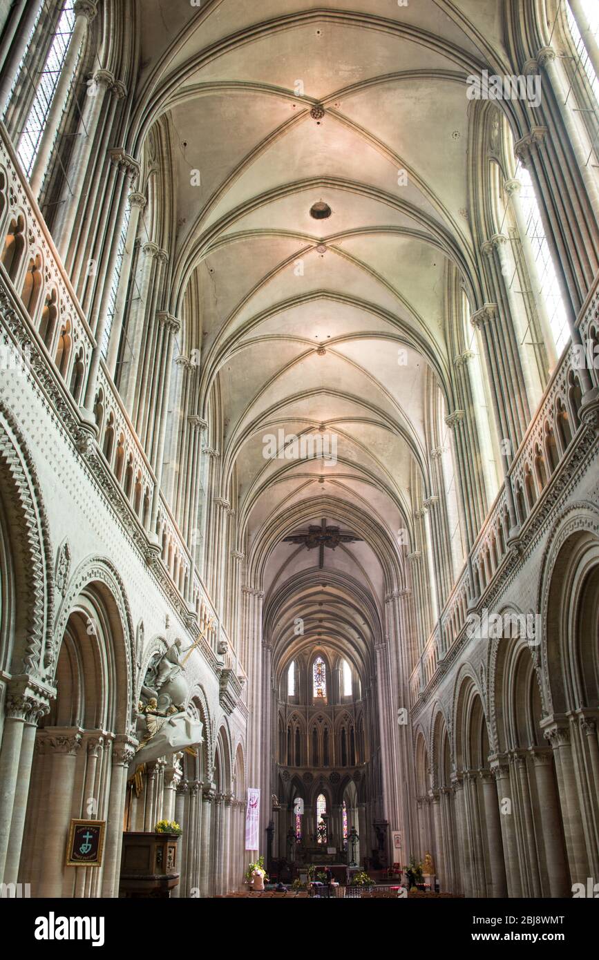 Bayeux, France - Mars 2013 : nef de la cathédrale notre Dame de Bayeux Banque D'Images