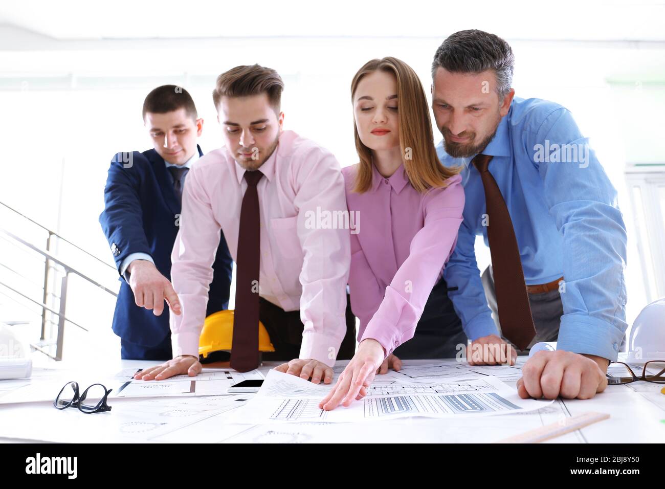 Jeunes ingénieurs travaillant au bureau Banque D'Images