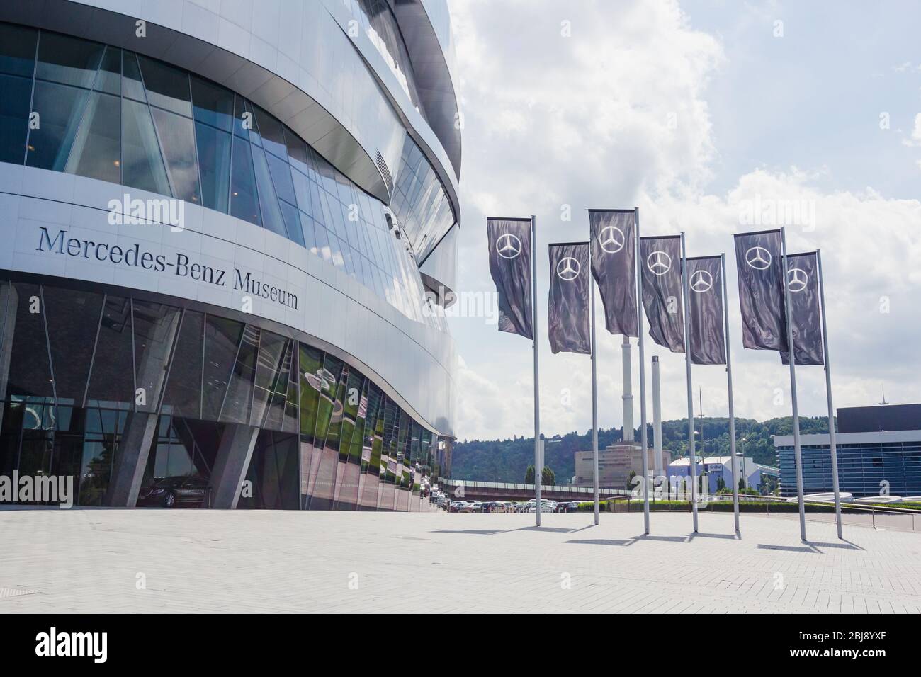 Stuttgart, Allemagne - juillet 2016 : vue panoramique sur le célèbre musée moderne Mercedes Benz de Stuttgart, Allemagne Banque D'Images