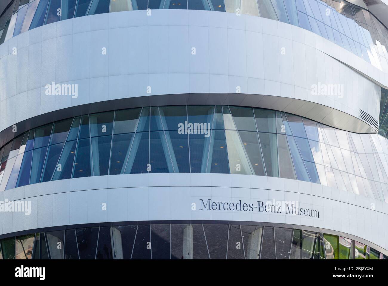 Stuttgart, Allemagne - juillet 2016 : vue panoramique sur le célèbre musée moderne Mercedes Benz de Stuttgart, Allemagne Banque D'Images