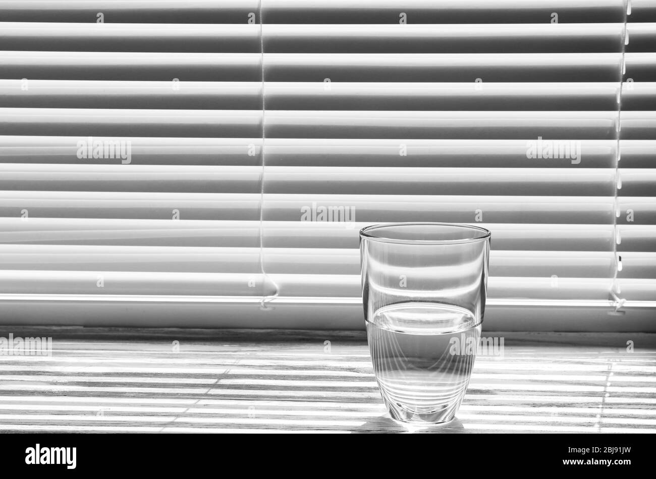 Verre d'eau pure sur le seuil de la fenêtre Banque D'Images