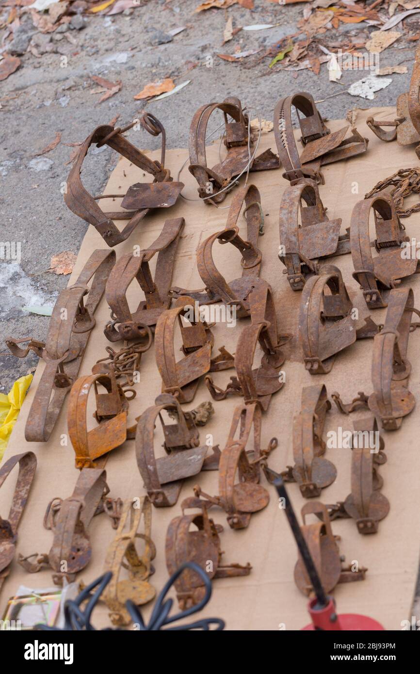 Chasse de pièges à bracher illégaux et de métal d'équipement sur le marché aux puces en Ukraine. Banque D'Images