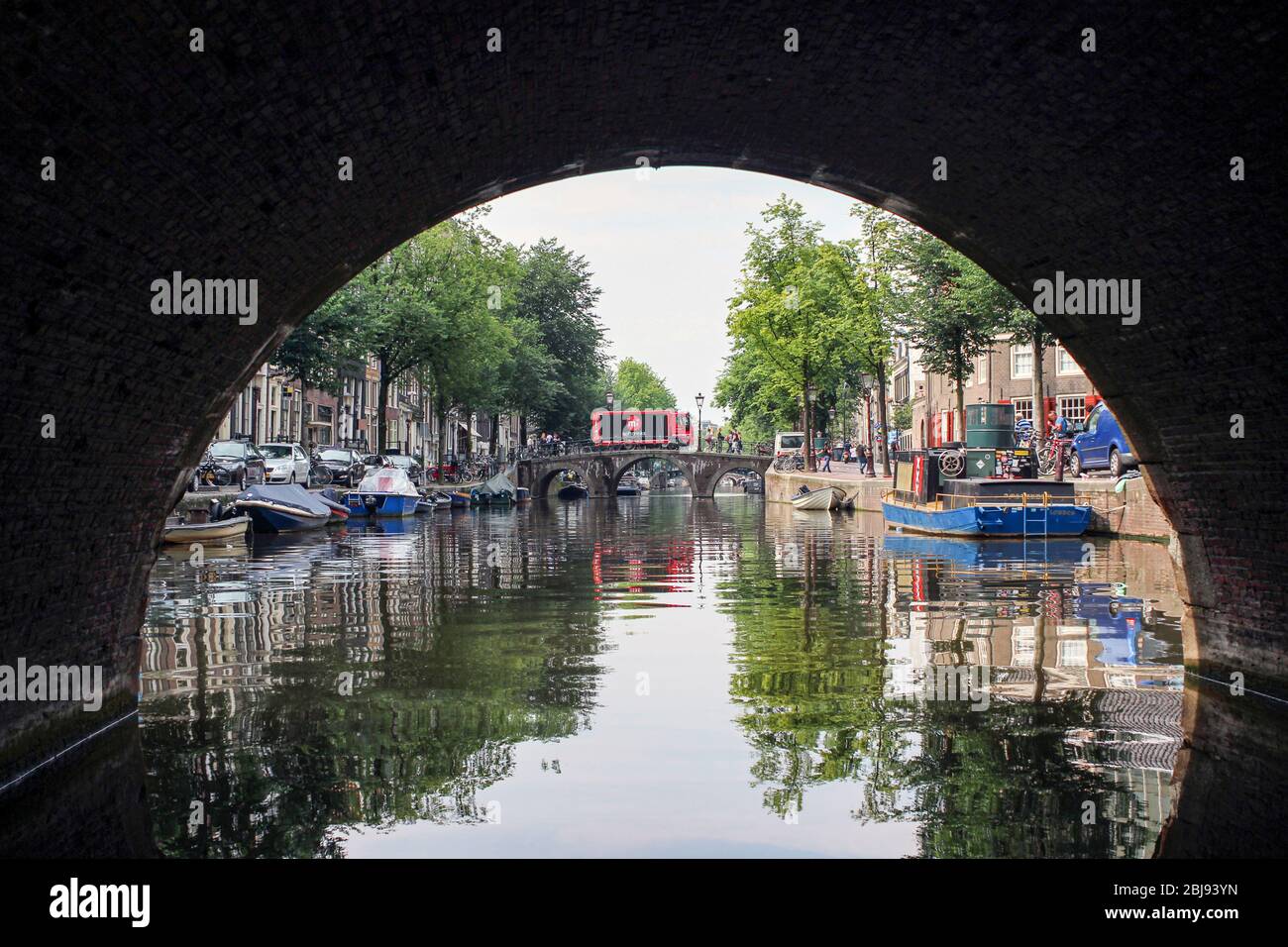 Vue sur le canal depuis un bateau de croisière à Amsterdam, aux Pays-Bas Banque D'Images