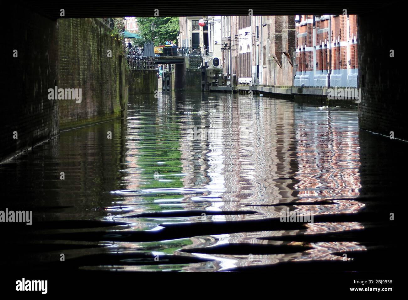 Vue sur le canal depuis le pont d'Amsterdam, aux Pays-Bas Banque D'Images