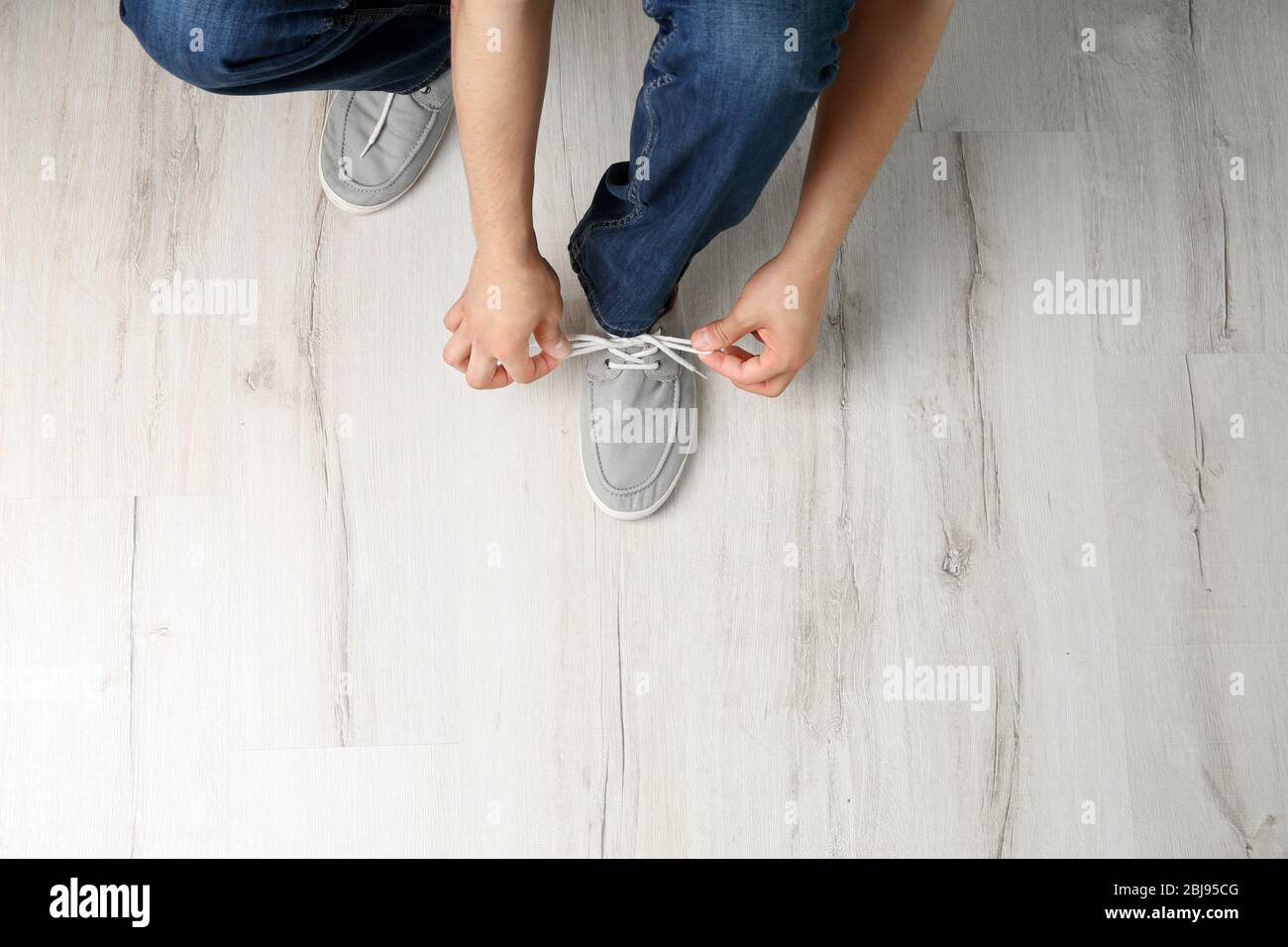 Homme chaussures lacets sur parquet en bois Banque D'Images