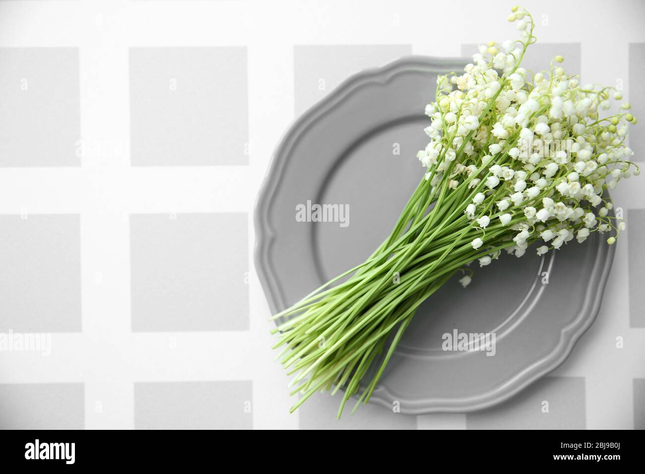 Bouquet de lilas de la vallée sur plaque grise Banque D'Images